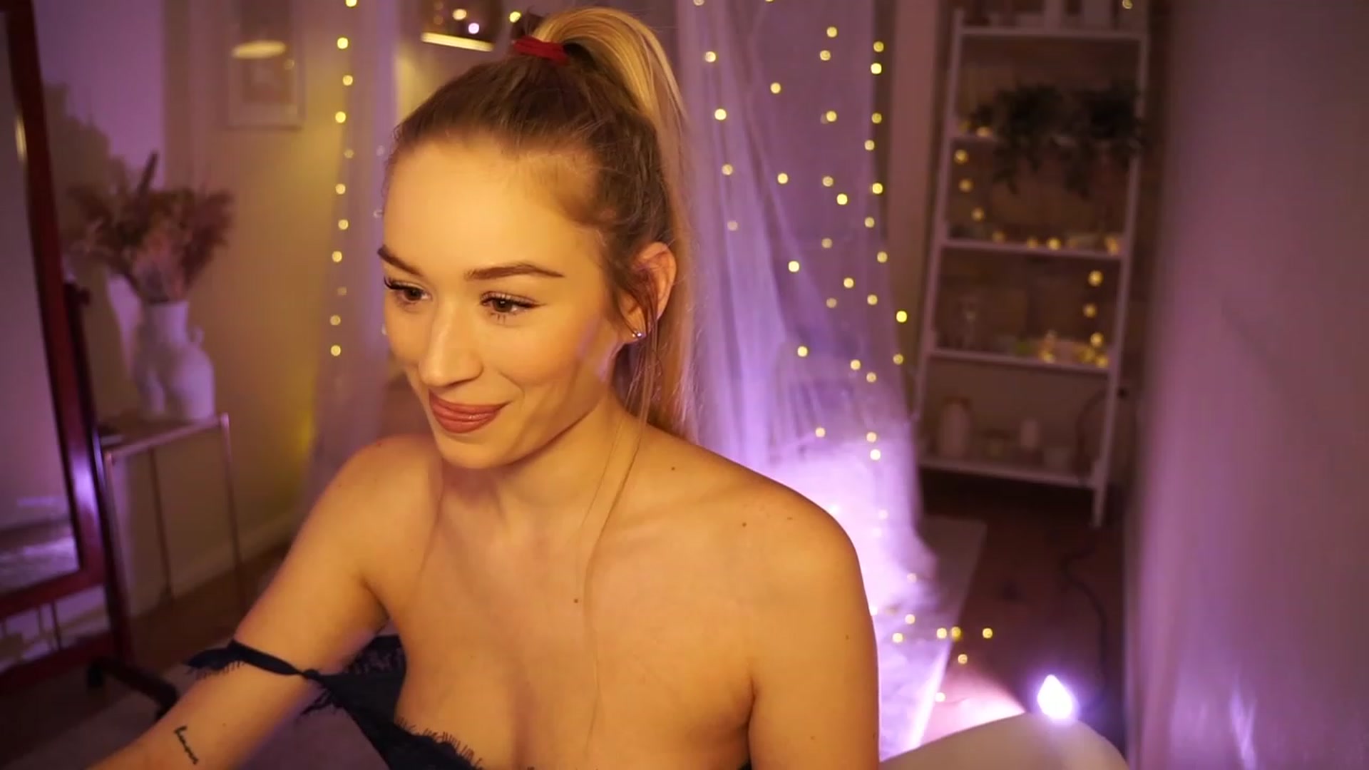 Gallery image thumbnail from CheckmyPeach's myfreecams stream on, 01/16/2024, 24:03 image 15 of 20
