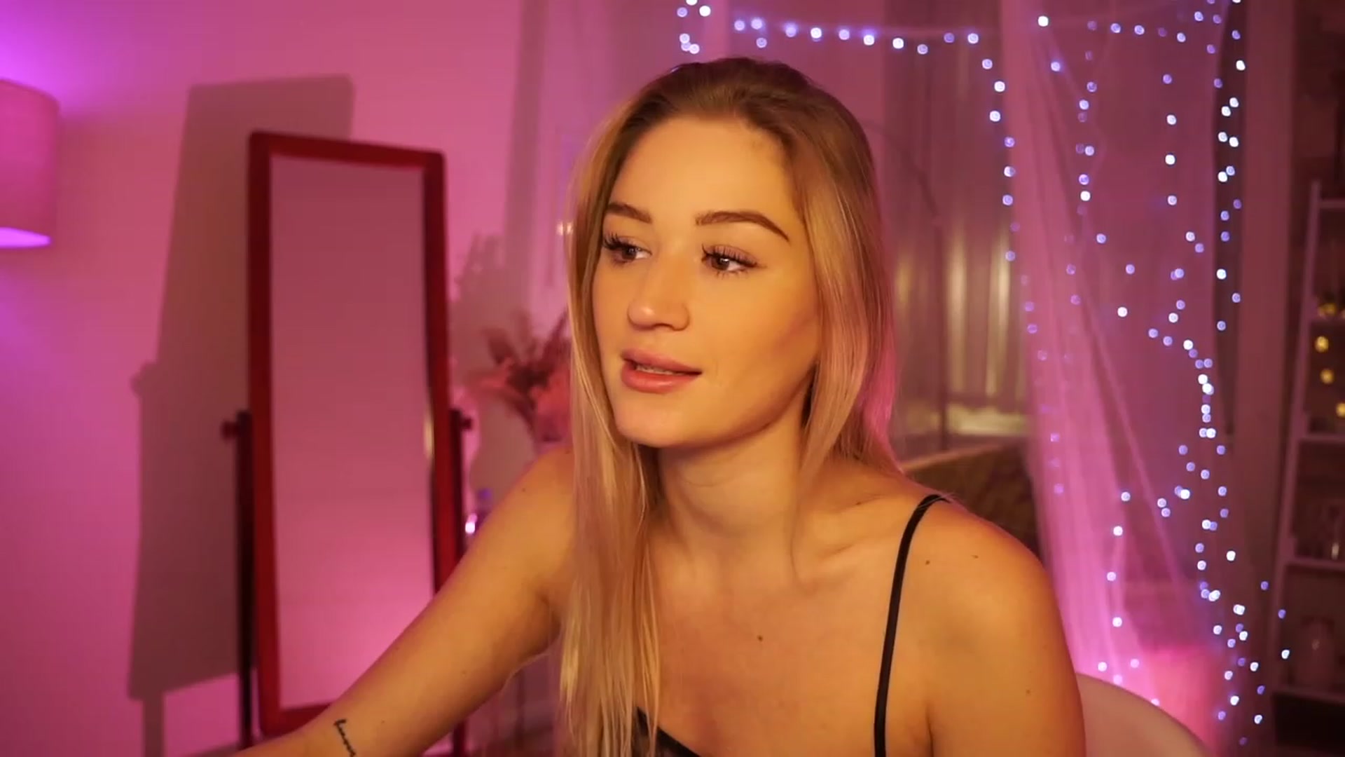 Gallery image thumbnail from CheckmyPeach's myfreecams stream on, 01/31/2024, 08:30 image 16 of 20