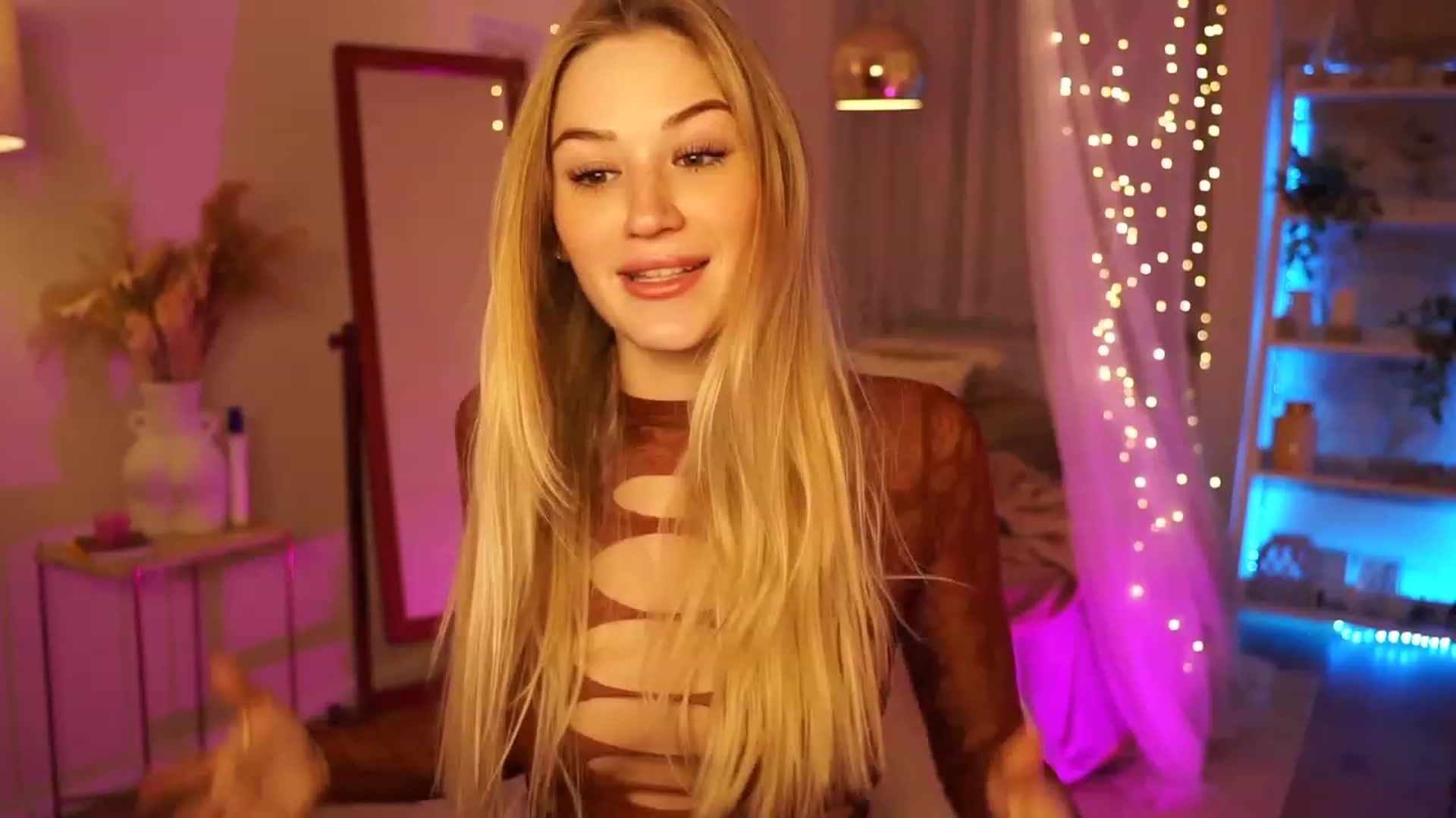 Gallery image thumbnail from CheckmyPeach's myfreecams stream on, 03/09/2024, 24:36 image 14 of 20
