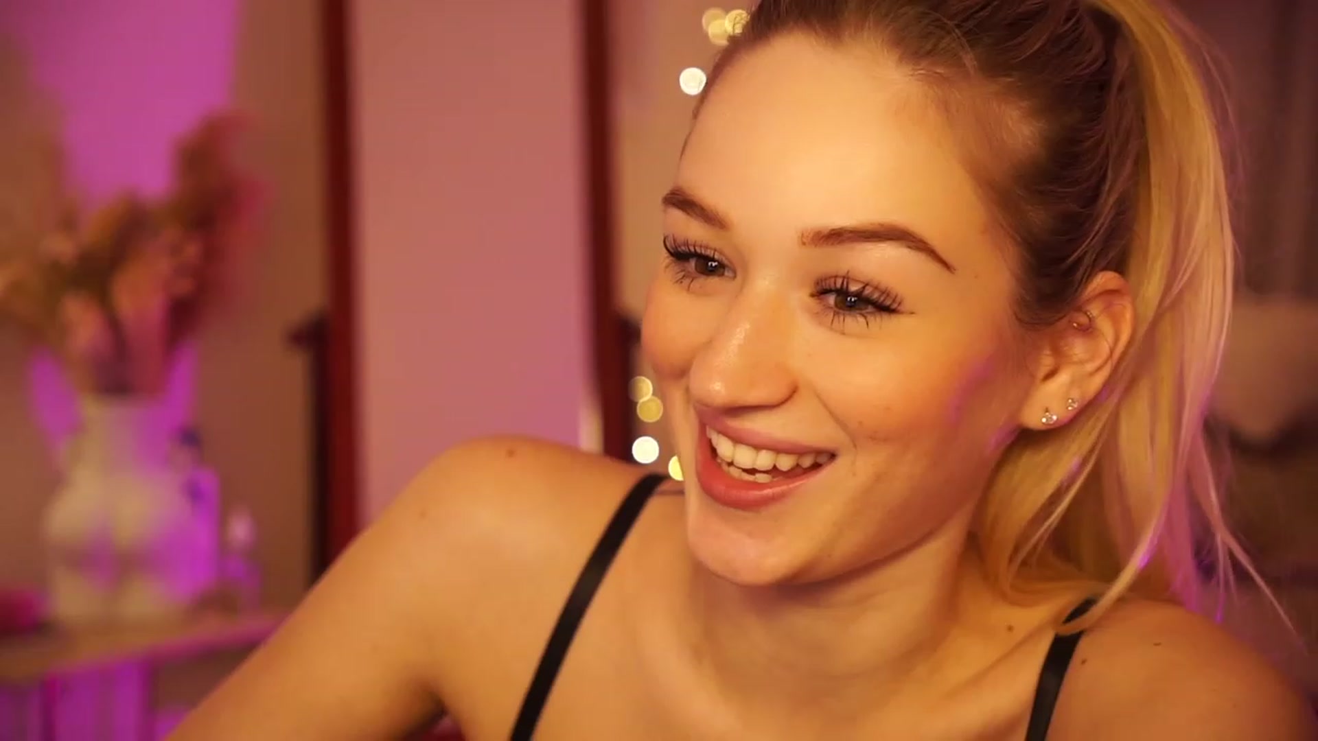 Gallery image thumbnail from CheckmyPeach's myfreecams stream on, 03/18/2024, 03:43 image 12 of 20