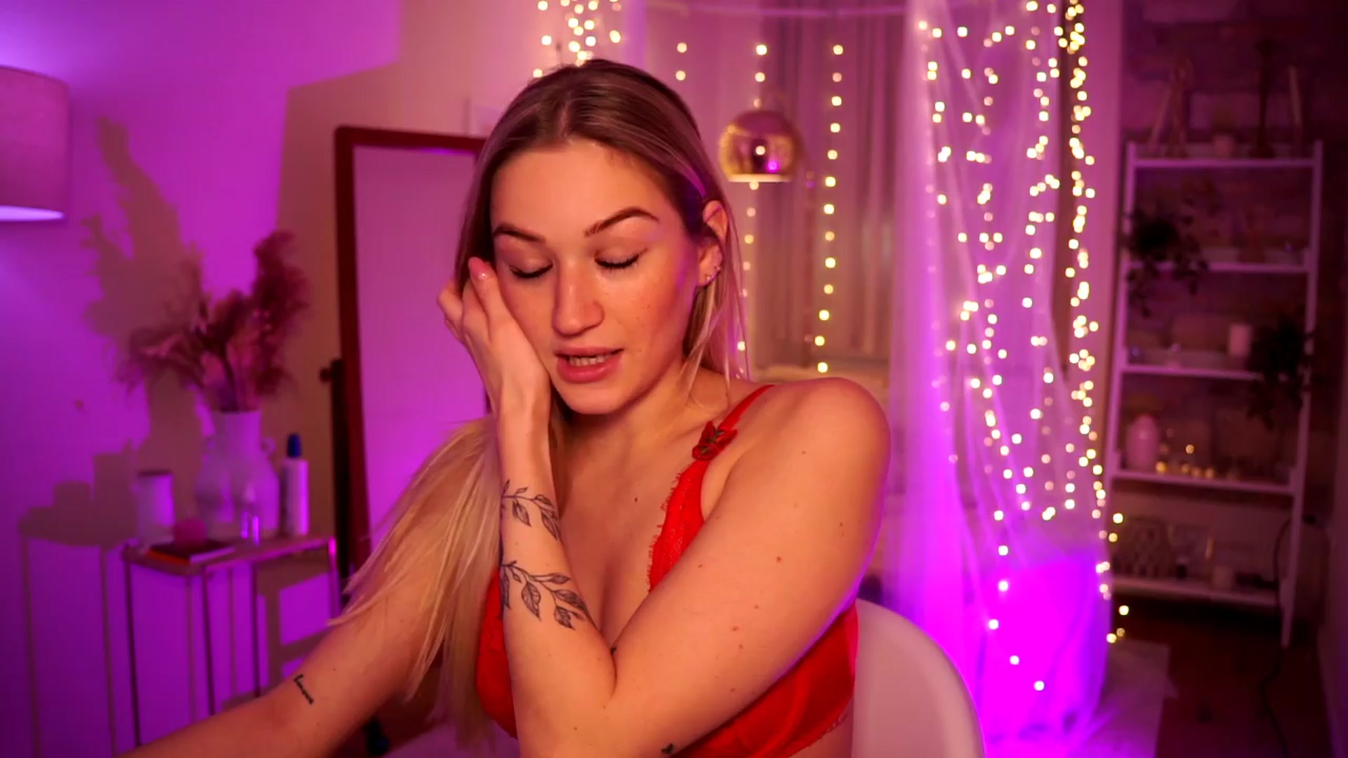 Gallery image thumbnail from CheckmyPeach's myfreecams stream on, 03/31/2024, 14:49 image 10 of 20