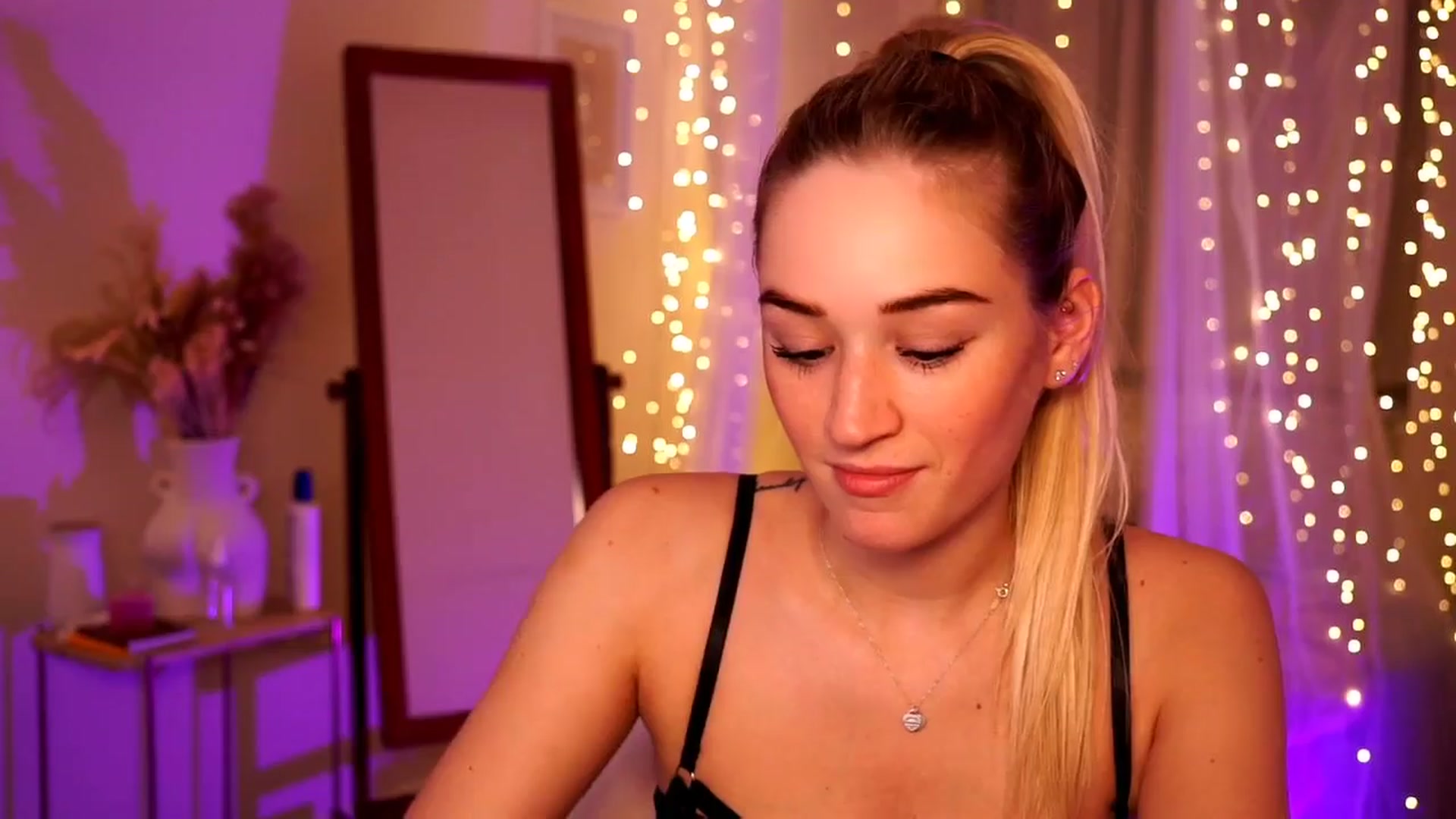 Gallery image thumbnail from CheckmyPeach's myfreecams stream on, 04/04/2024, 01:22 image 19 of 20