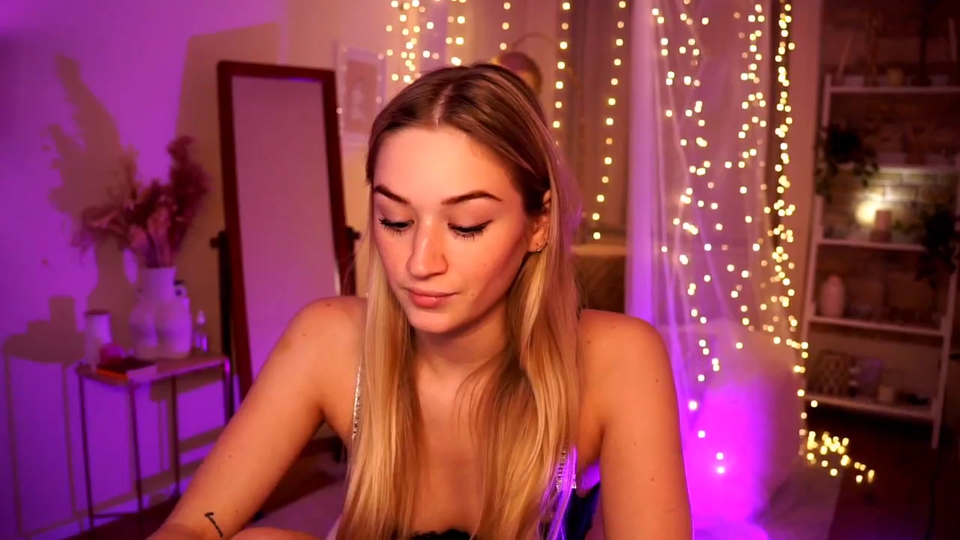 Gallery image thumbnail from CheckmyPeach's myfreecams stream on, 04/06/2024, 18:28 image 20 of 20