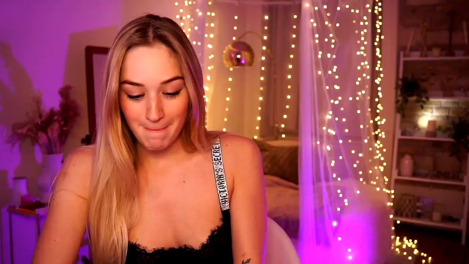 Gallery image thumbnail from CheckmyPeach's myfreecams stream on, 04/06/2024, 18:28 image 13 of 20