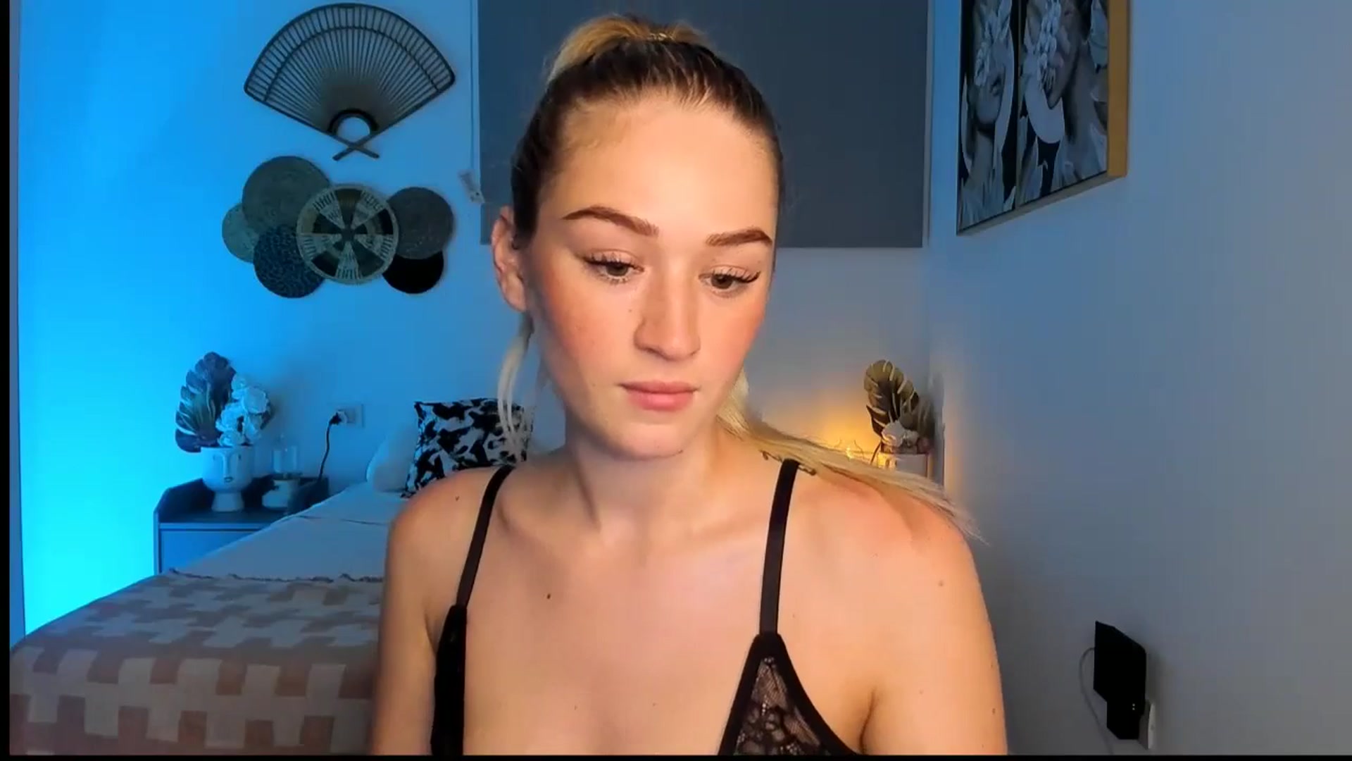 Gallery image thumbnail from CheckmyPeach's myfreecams stream on, 04/16/2024, 22:33 image 18 of 20