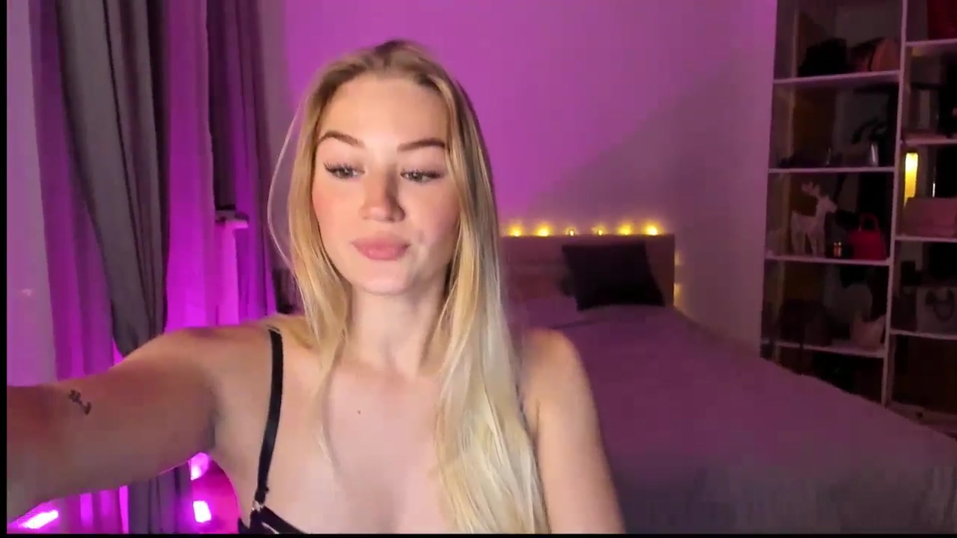 Gallery image thumbnail from CheckmyPeach's myfreecams stream on, 04/24/2024, 23:56 image 4 of 20