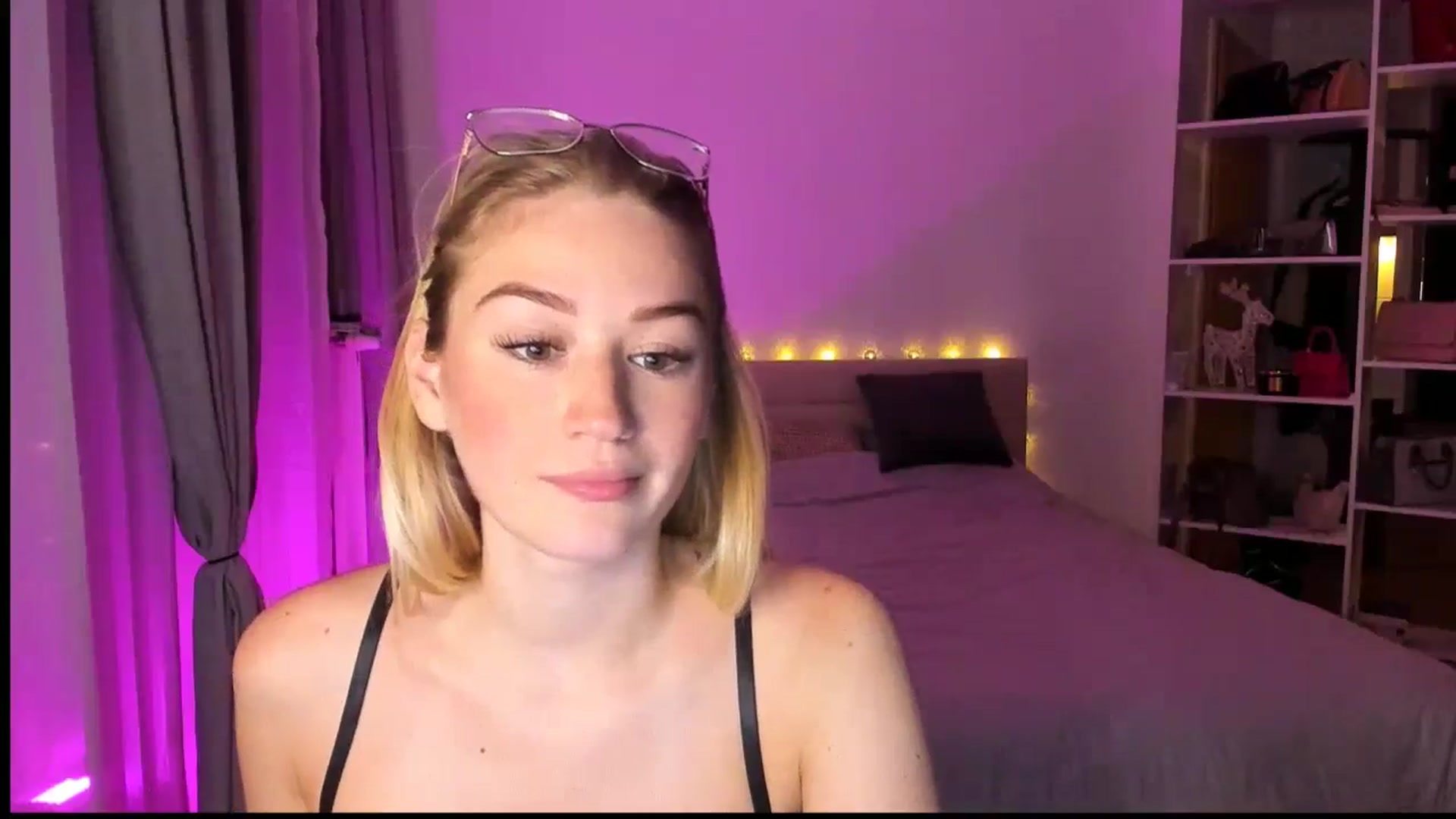Gallery image thumbnail from CheckmyPeach's myfreecams stream on, 04/24/2024, 23:56 image 16 of 20