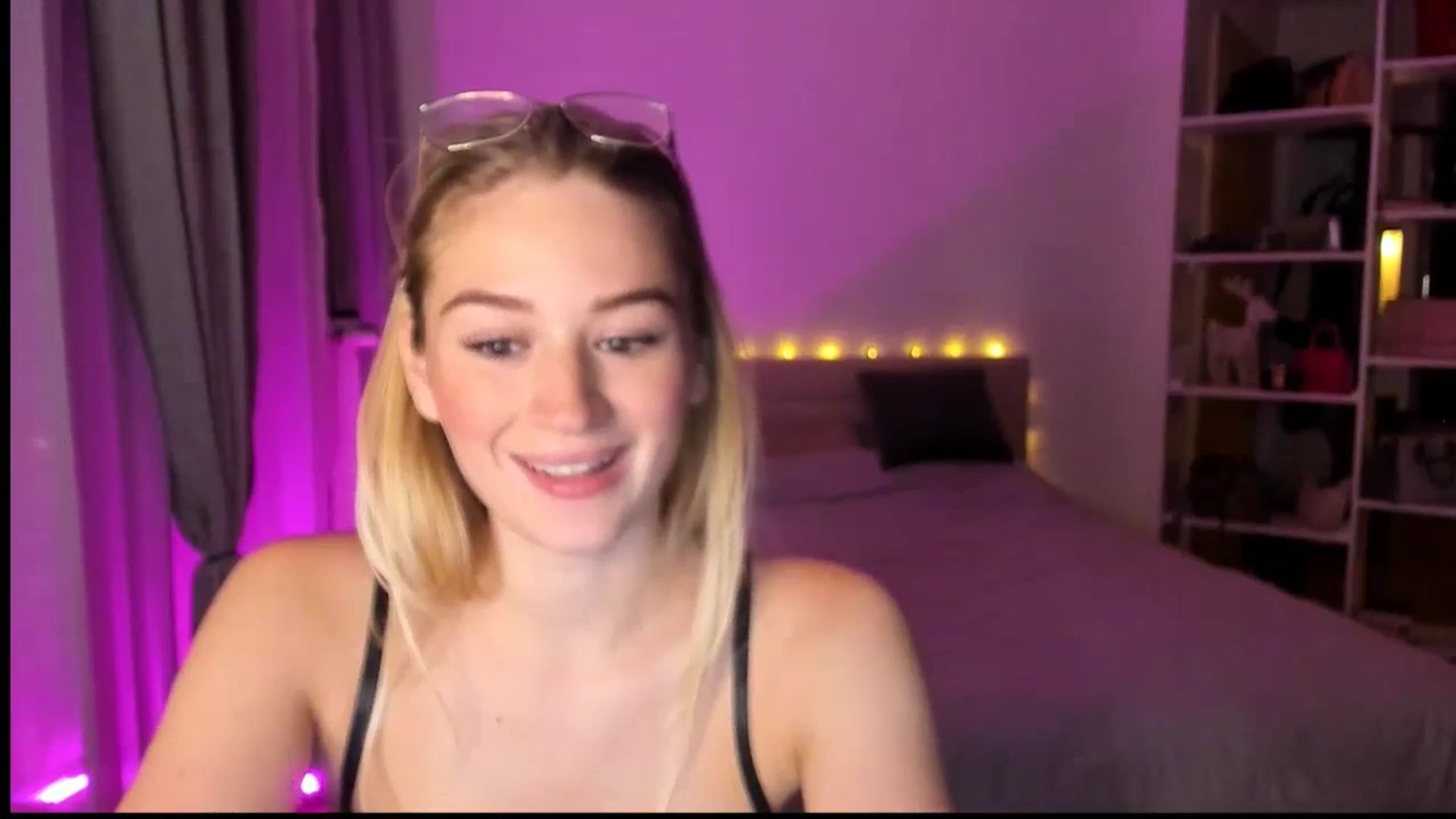 Gallery image thumbnail from CheckmyPeach's myfreecams stream on, 04/24/2024, 23:56 image 14 of 20