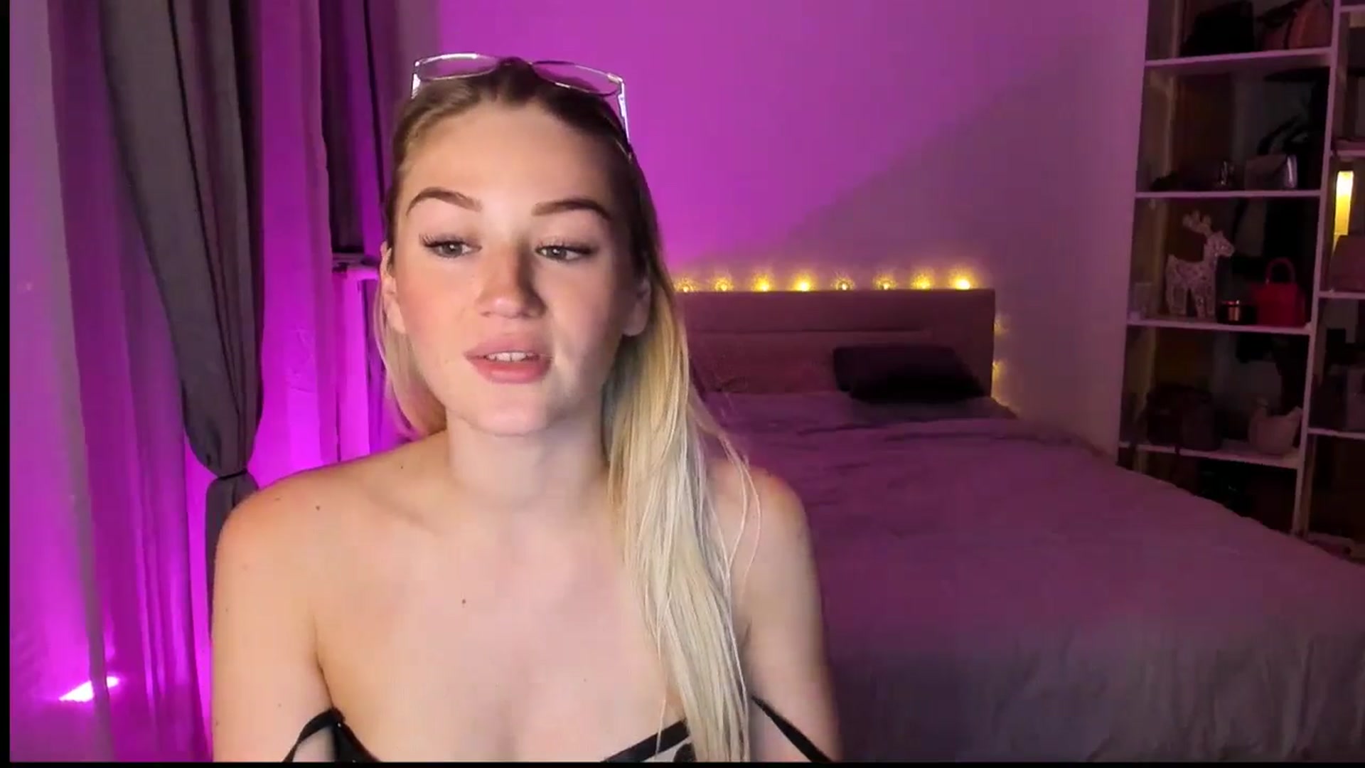 Gallery image thumbnail from CheckmyPeach's myfreecams stream on, 04/25/2024, 02:48 image 11 of 20