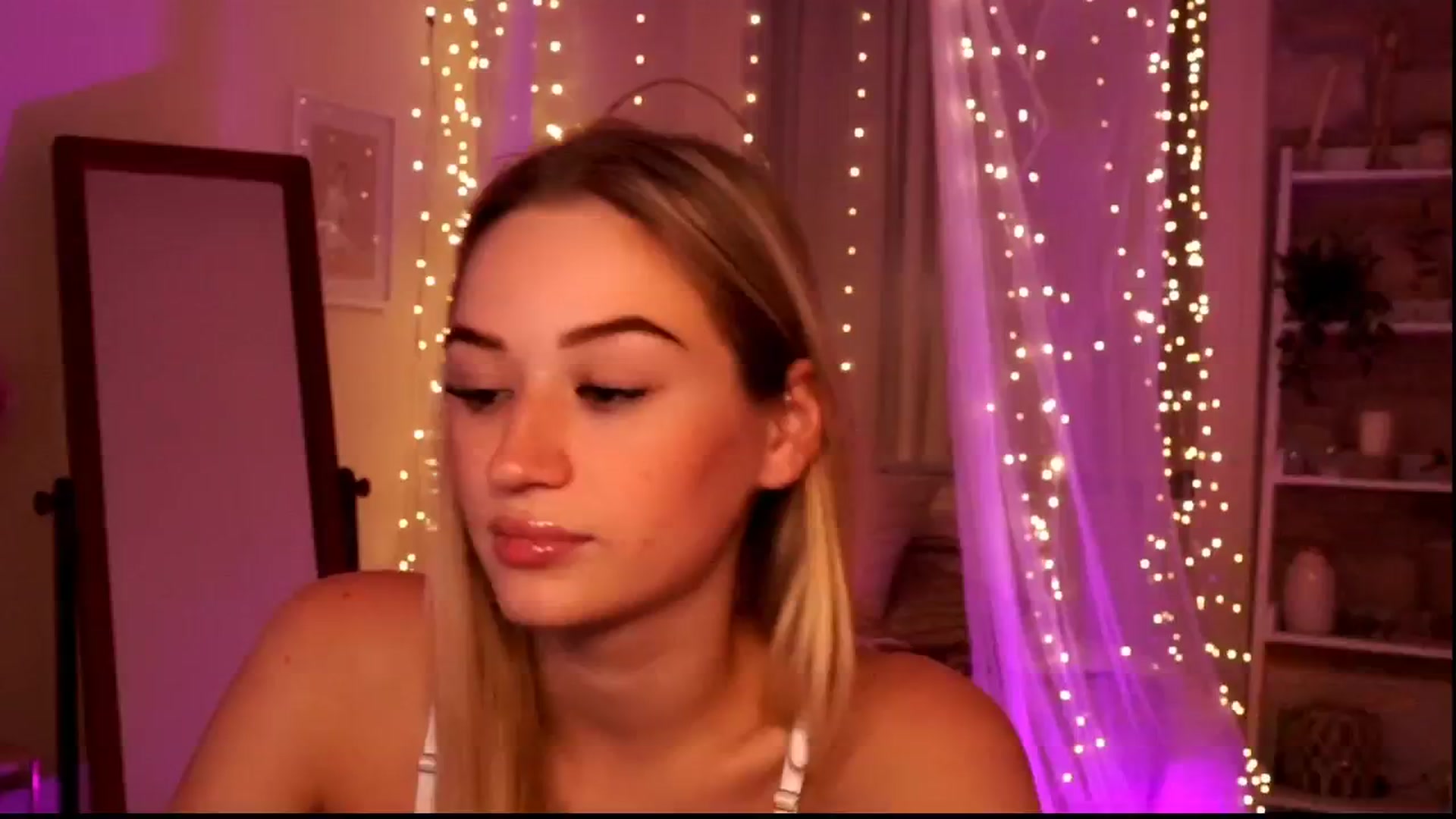 Gallery image thumbnail from CheckmyPeach's myfreecams stream on, 04/28/2024, 16:38 image 12 of 20