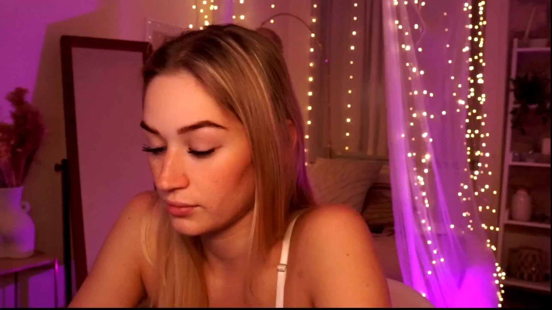 Gallery image thumbnail from CheckmyPeach's myfreecams stream on, 04/28/2024, 16:38 image 2 of 20