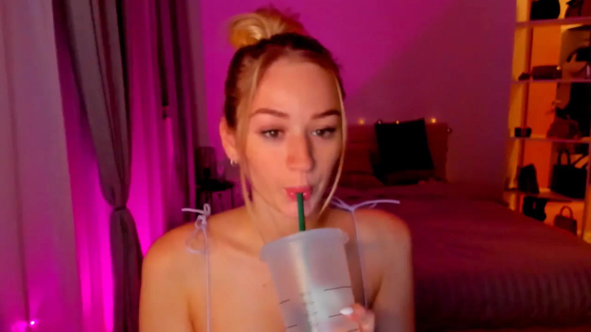 Gallery image thumbnail from CheckmyPeach's myfreecams stream on, 05/08/2024, 03:59 image 16 of 20