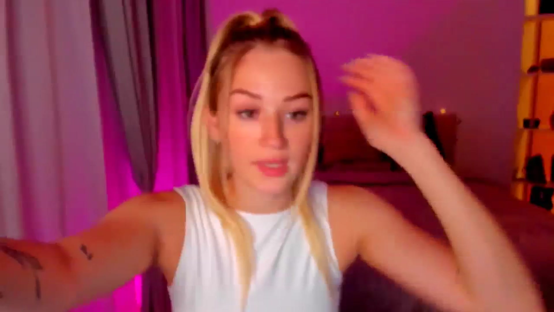 Gallery image thumbnail from CheckmyPeach's myfreecams stream on, 05/08/2024, 20:20 image 18 of 20