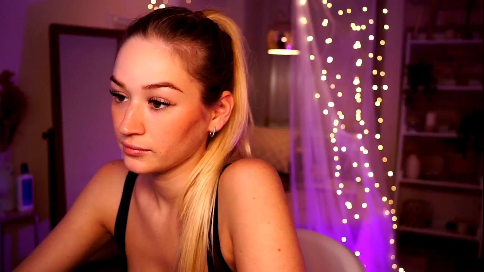 Gallery image thumbnail from CheckmyPeach's myfreecams stream on, 05/16/2024, 07:28 image 8 of 20