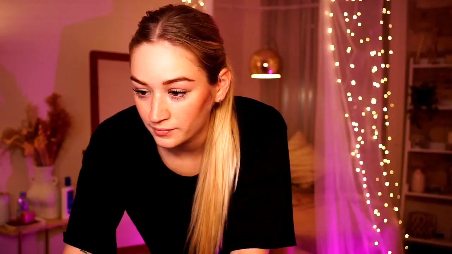 Gallery image thumbnail from CheckmyPeach's myfreecams stream on, 05/19/2024, 13:12 image 11 of 20