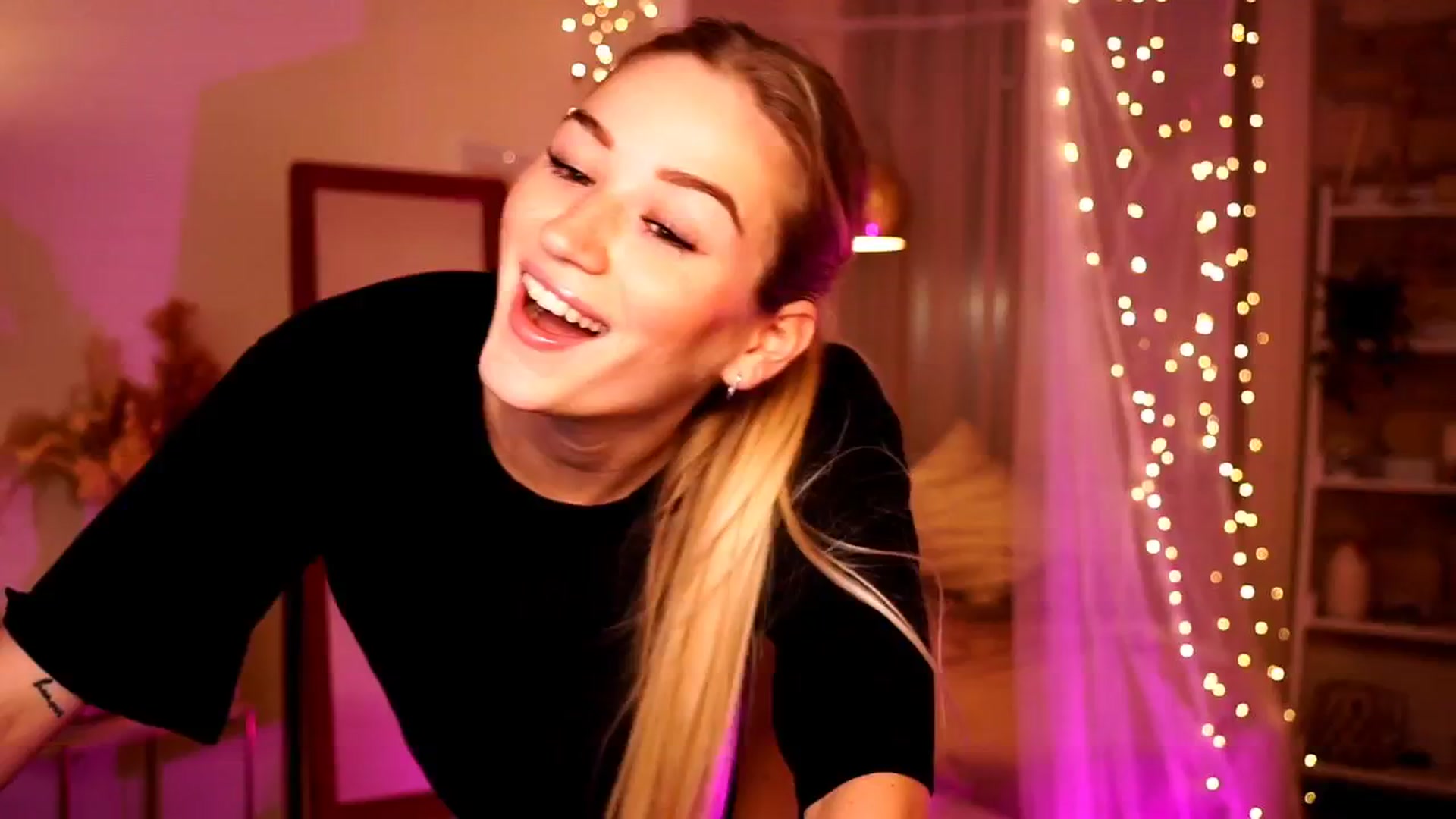 Gallery image thumbnail from CheckmyPeach's myfreecams stream on, 05/19/2024, 13:12 image 10 of 20