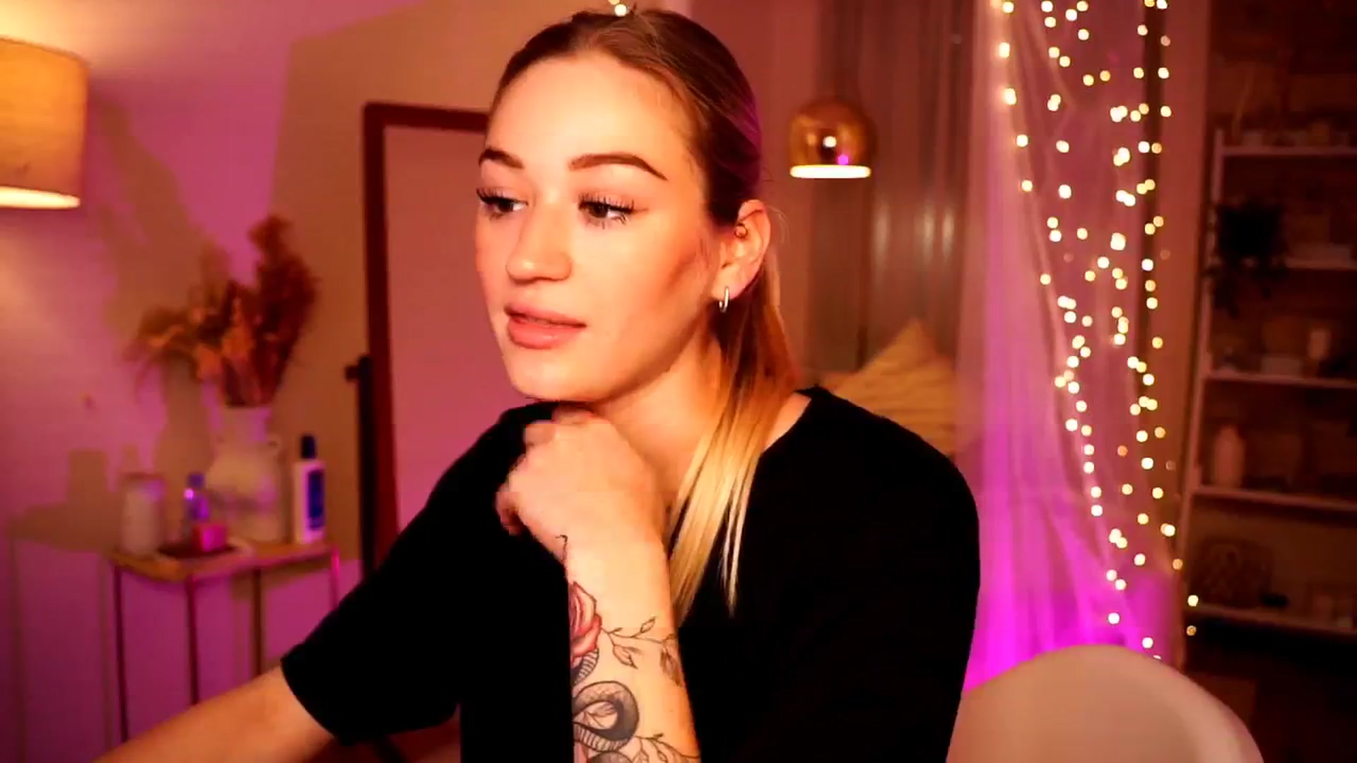 Gallery image thumbnail from CheckmyPeach's myfreecams stream on, 05/19/2024, 15:45 image 8 of 20
