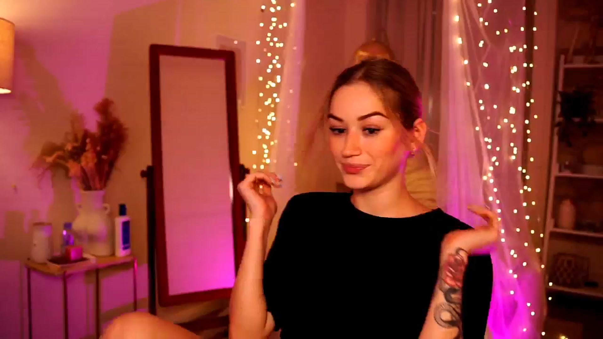 Gallery image thumbnail from CheckmyPeach's myfreecams stream on, 05/19/2024, 15:45 image 17 of 20
