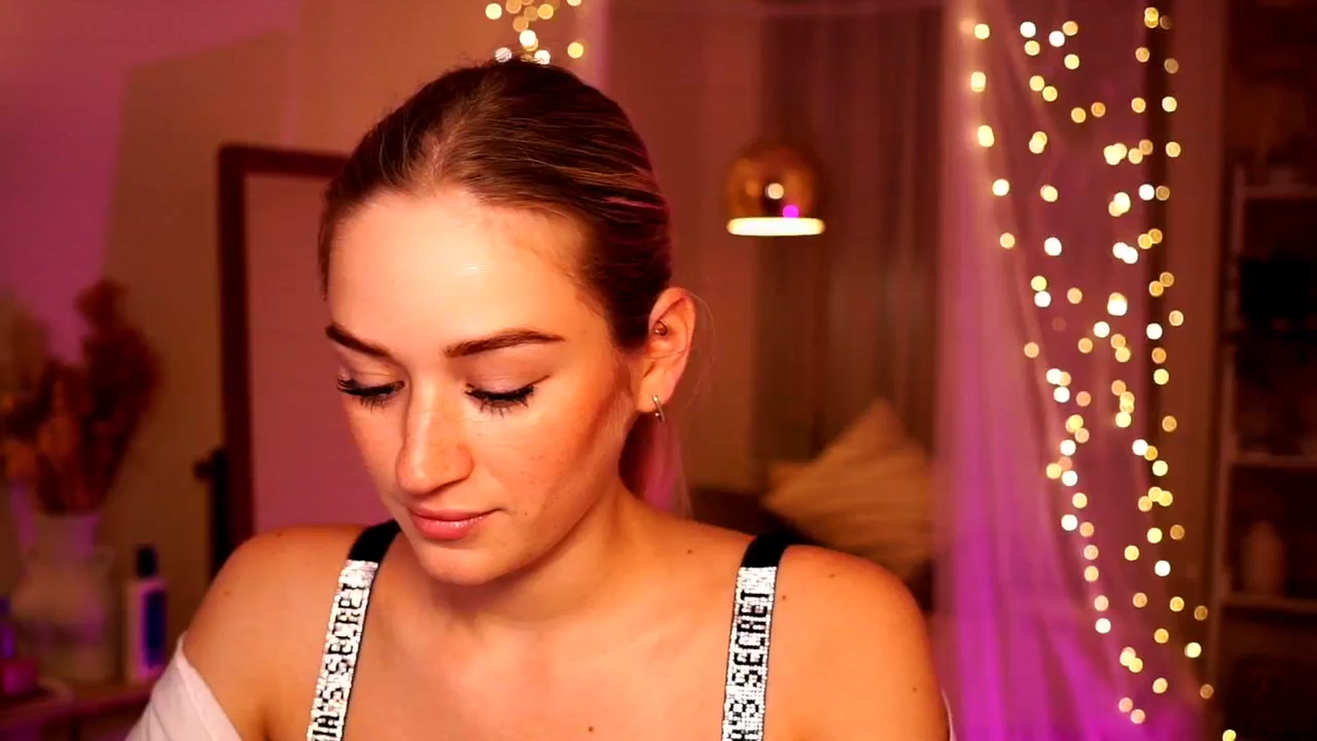 Gallery image thumbnail from CheckmyPeach's myfreecams stream on, 05/19/2024, 18:03 image 1 of 20