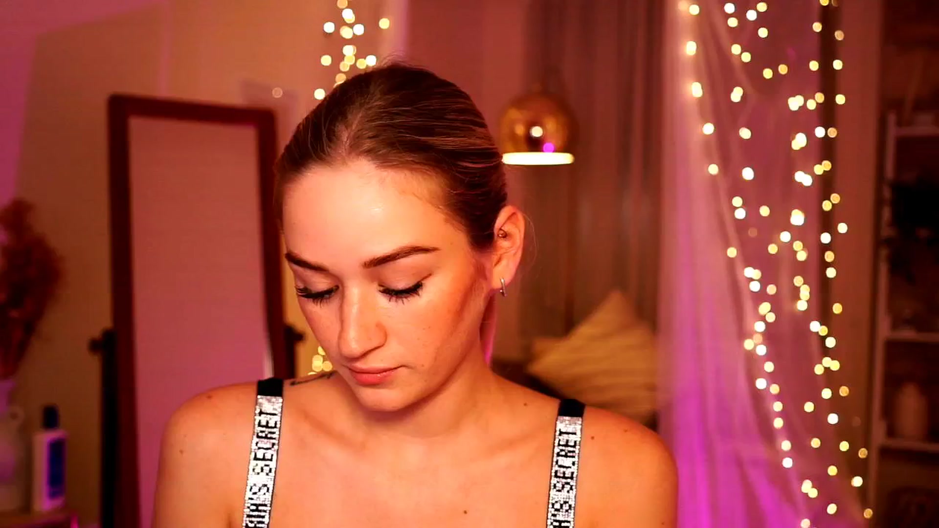 Gallery image thumbnail from CheckmyPeach's myfreecams stream on, 05/19/2024, 18:03 image 2 of 20
