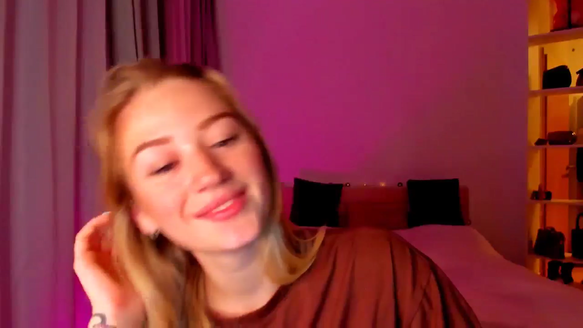 Gallery image thumbnail from CheckmyPeach's myfreecams stream on, 05/20/2024, 04:51 image 6 of 20