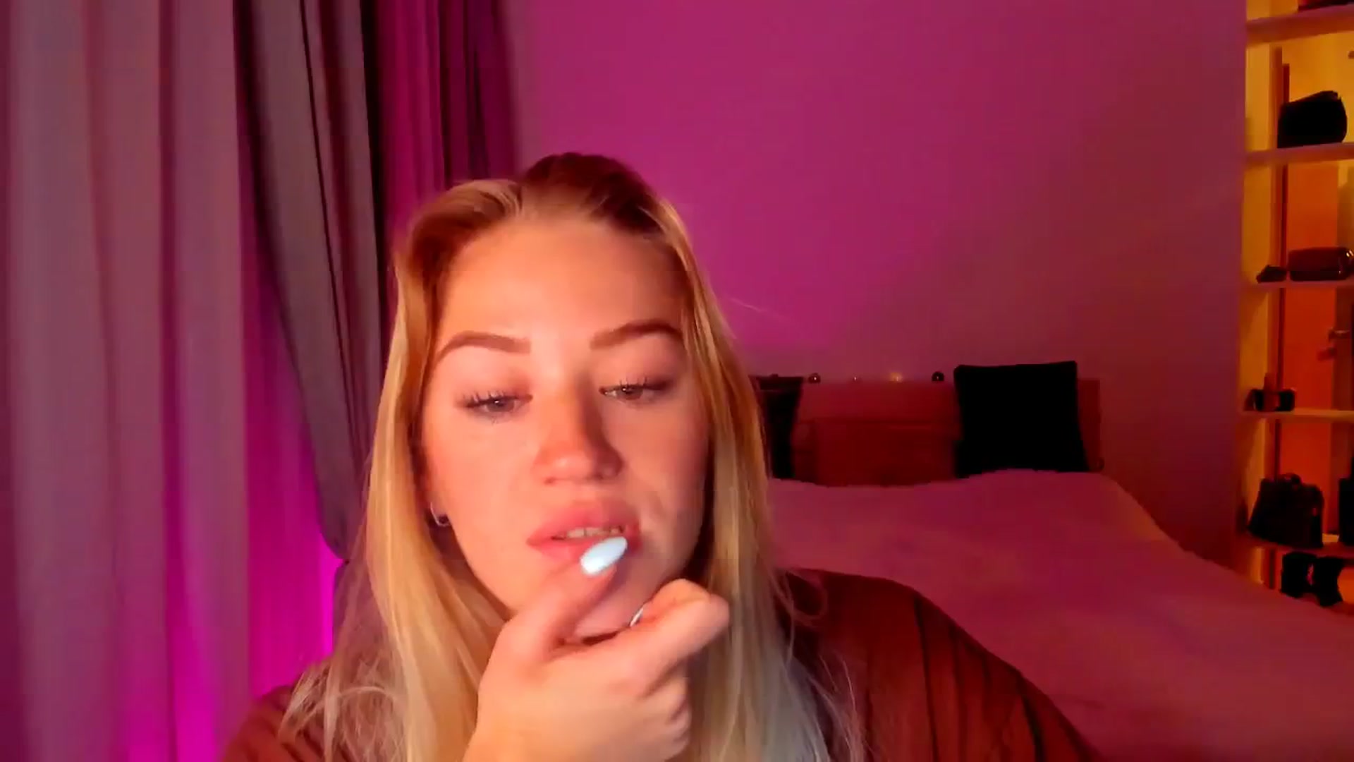 Gallery image thumbnail from CheckmyPeach's myfreecams stream on, 05/20/2024, 04:51 image 15 of 20