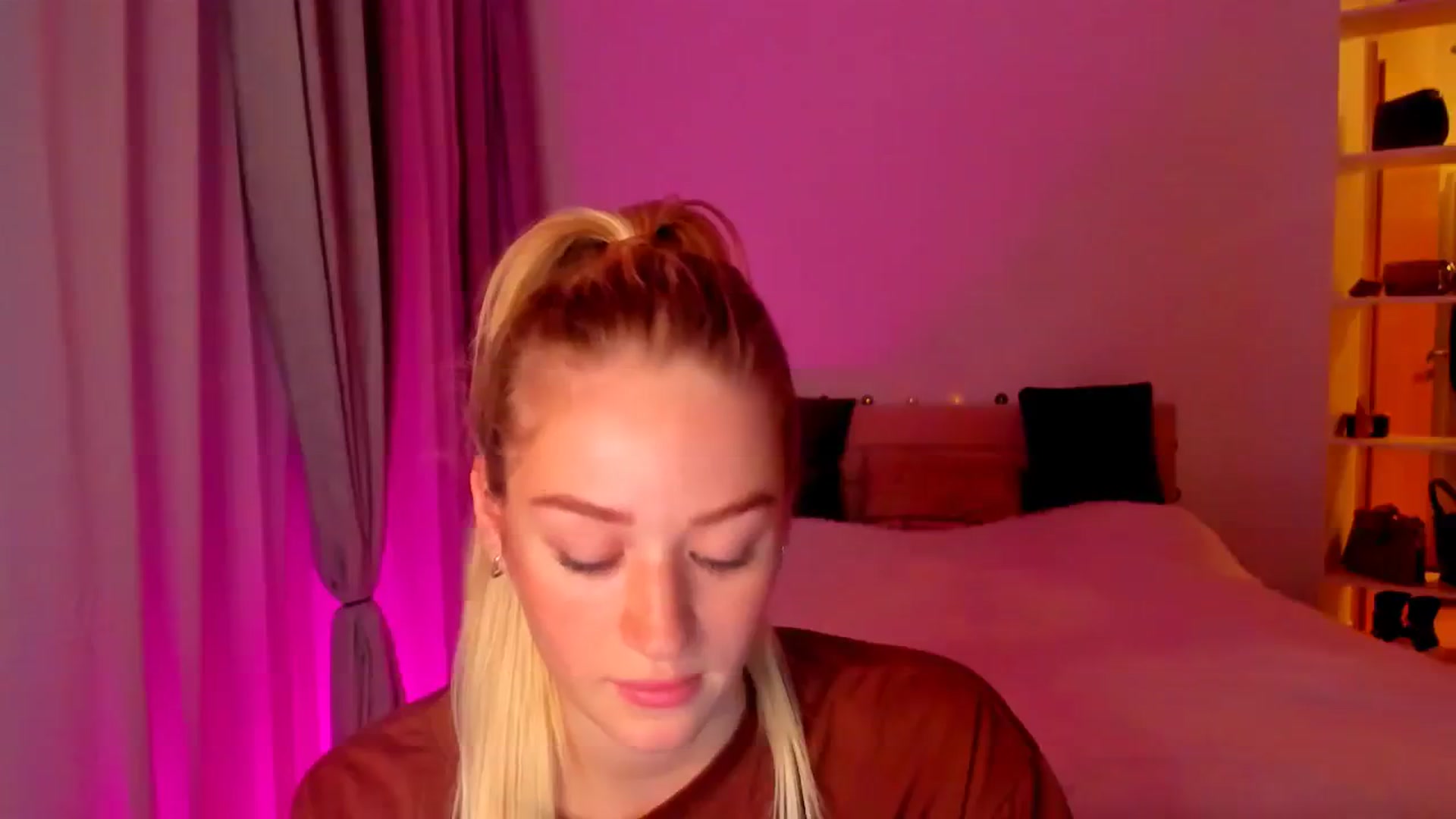 Gallery image thumbnail from CheckmyPeach's myfreecams stream on, 05/20/2024, 06:18 image 8 of 20