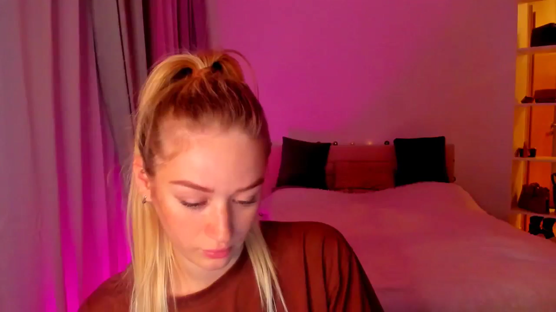 Gallery image thumbnail from CheckmyPeach's myfreecams stream on, 05/20/2024, 06:18 image 10 of 20