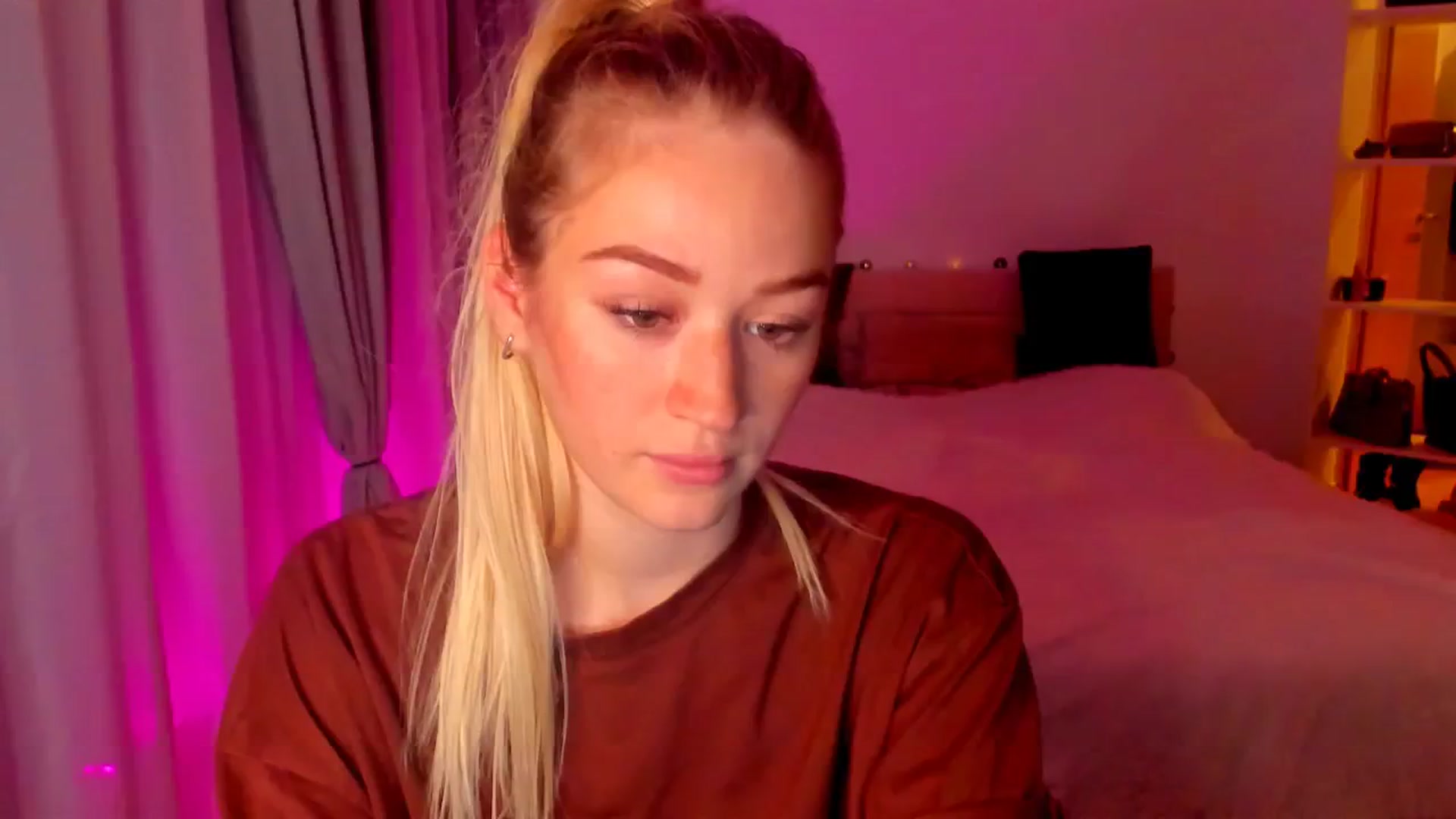 Gallery image thumbnail from CheckmyPeach's myfreecams stream on, 05/20/2024, 07:53 image 1 of 20