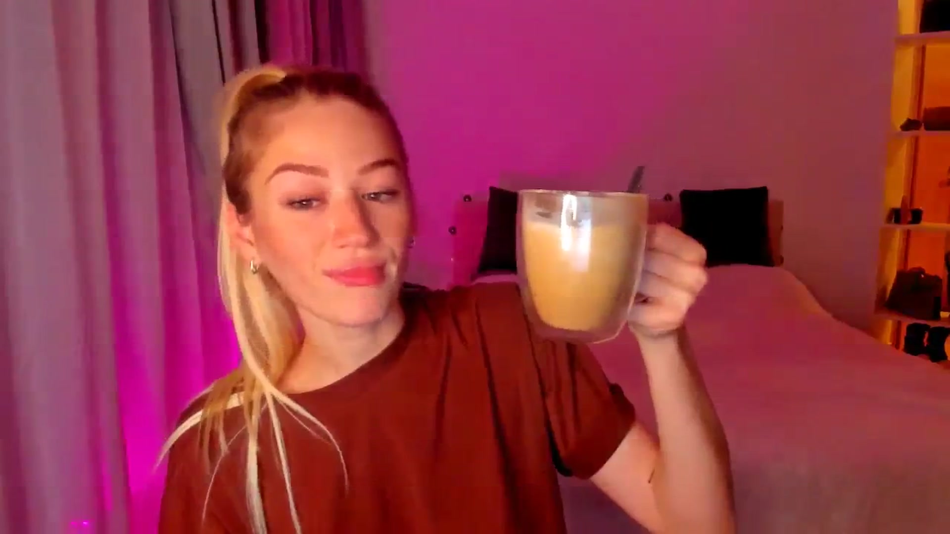 Gallery image thumbnail from CheckmyPeach's myfreecams stream on, 05/20/2024, 07:53 image 16 of 20