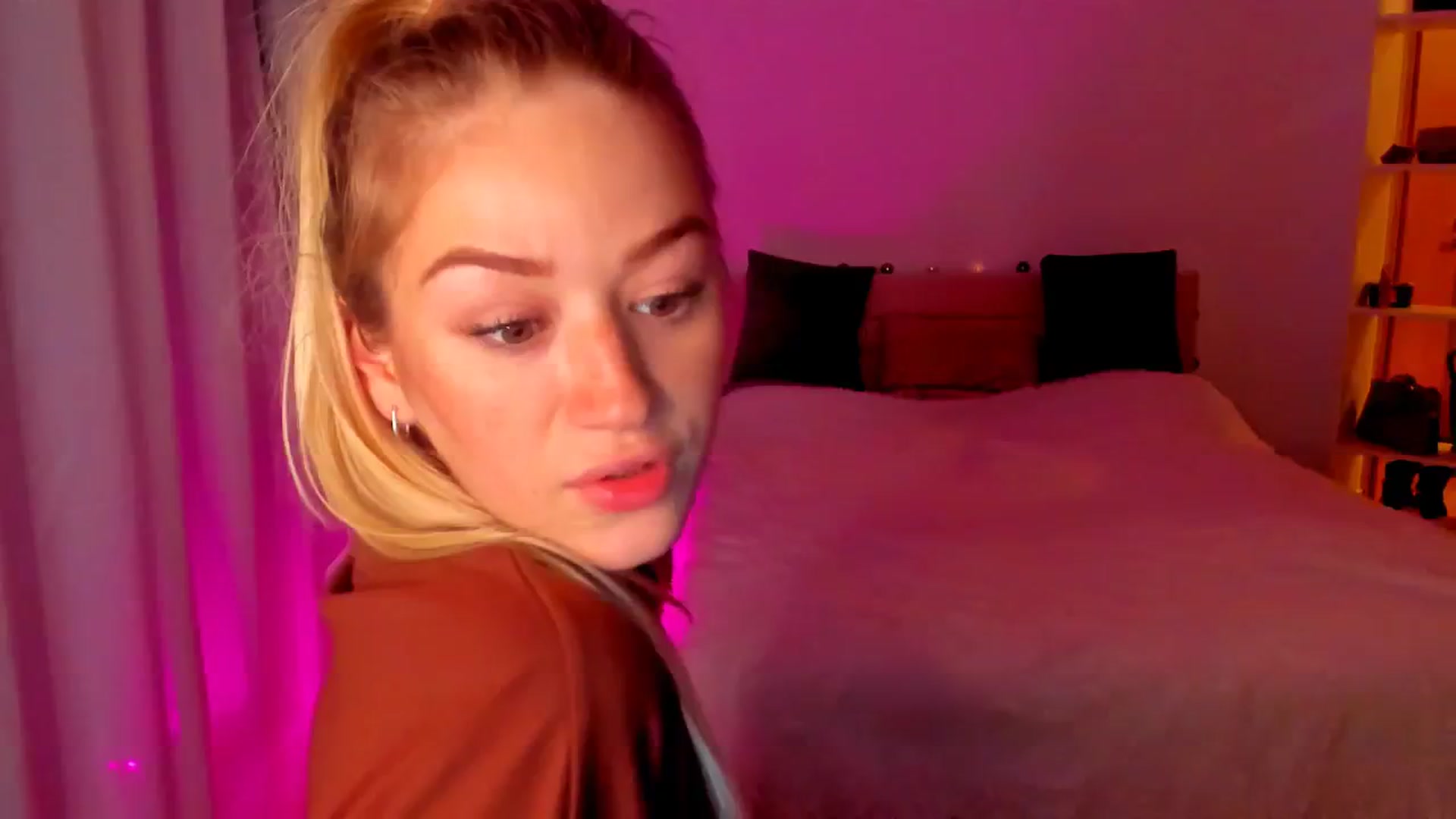 Gallery image thumbnail from CheckmyPeach's myfreecams stream on, 05/20/2024, 07:53 image 20 of 20