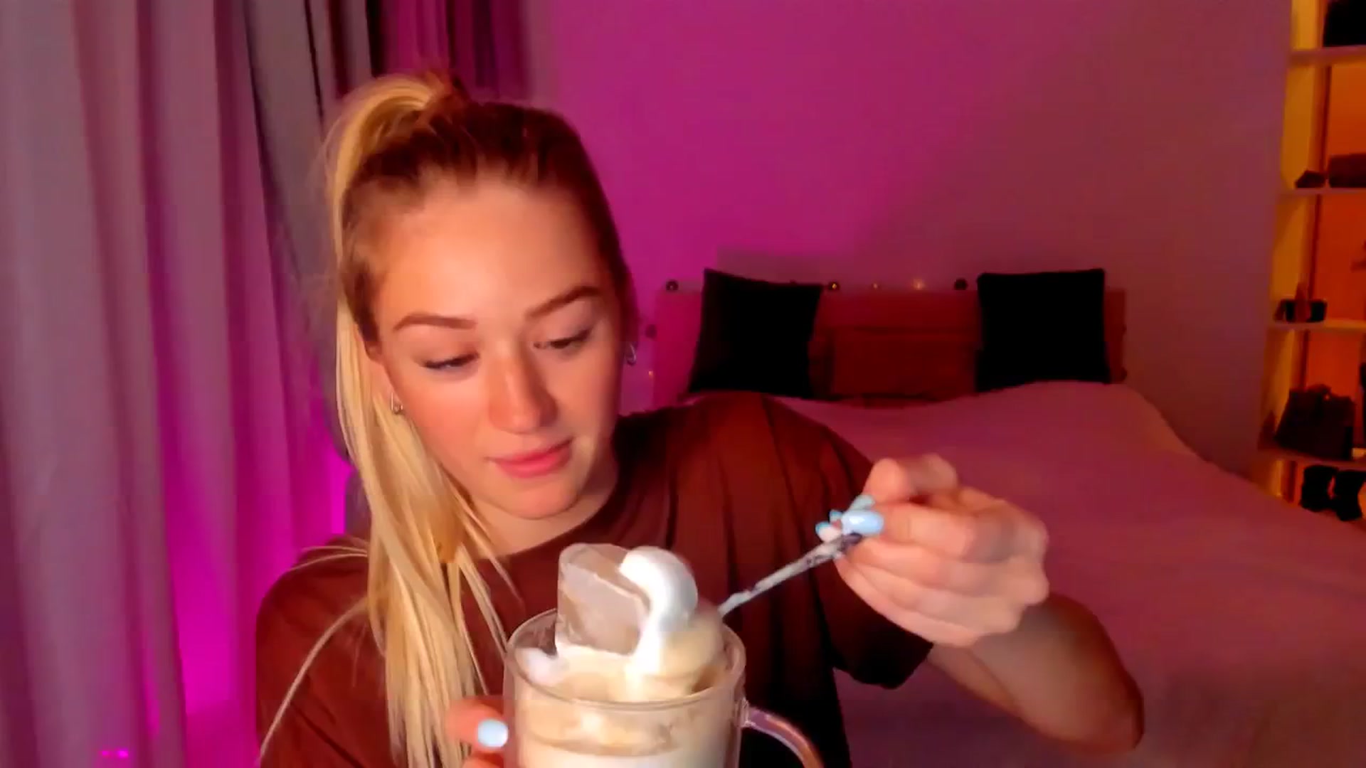 Gallery image thumbnail from CheckmyPeach's myfreecams stream on, 05/20/2024, 07:53 image 15 of 20