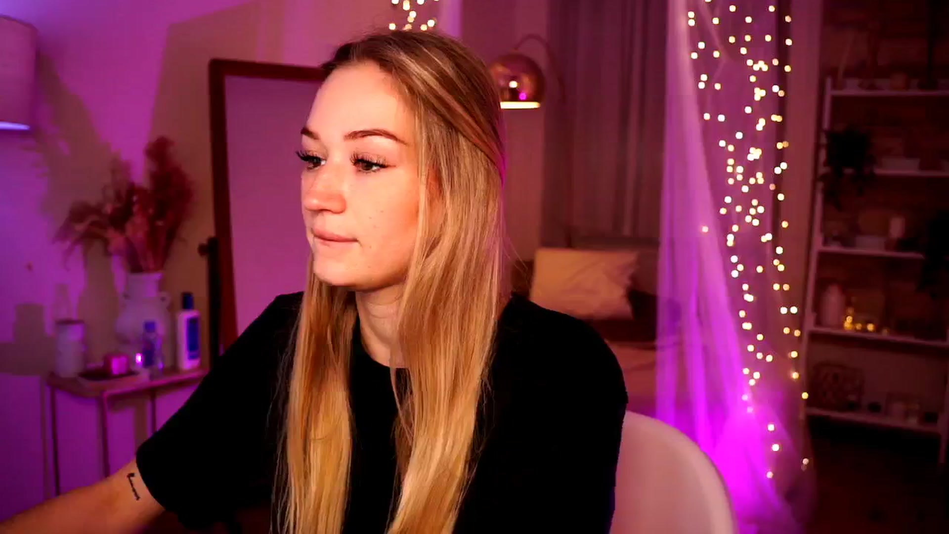 Gallery image thumbnail from CheckmyPeach's myfreecams stream on, 05/23/2024, 05:39 image 5 of 20