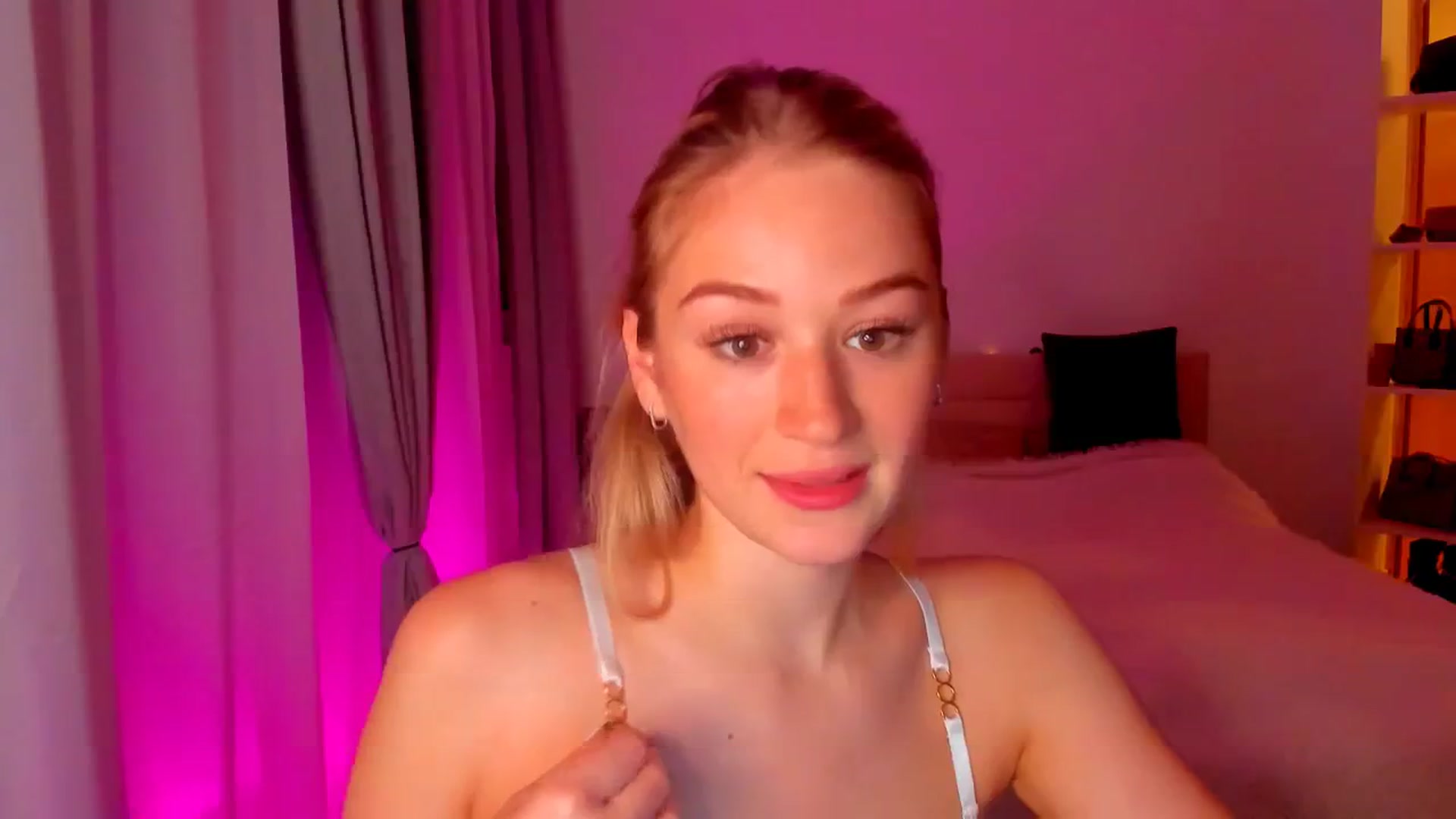 Gallery image thumbnail from CheckmyPeach's myfreecams stream on, 05/23/2024, 17:22 image 17 of 20