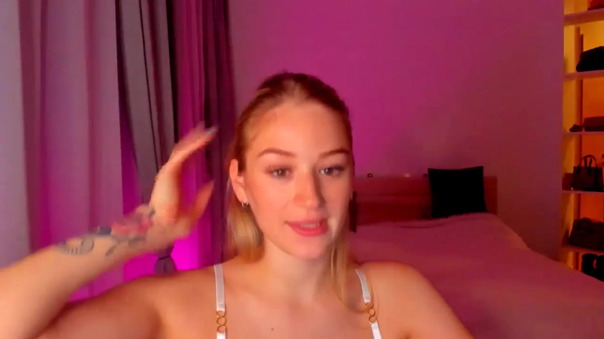 Gallery image thumbnail from CheckmyPeach's myfreecams stream on, 05/23/2024, 17:22 image 15 of 20