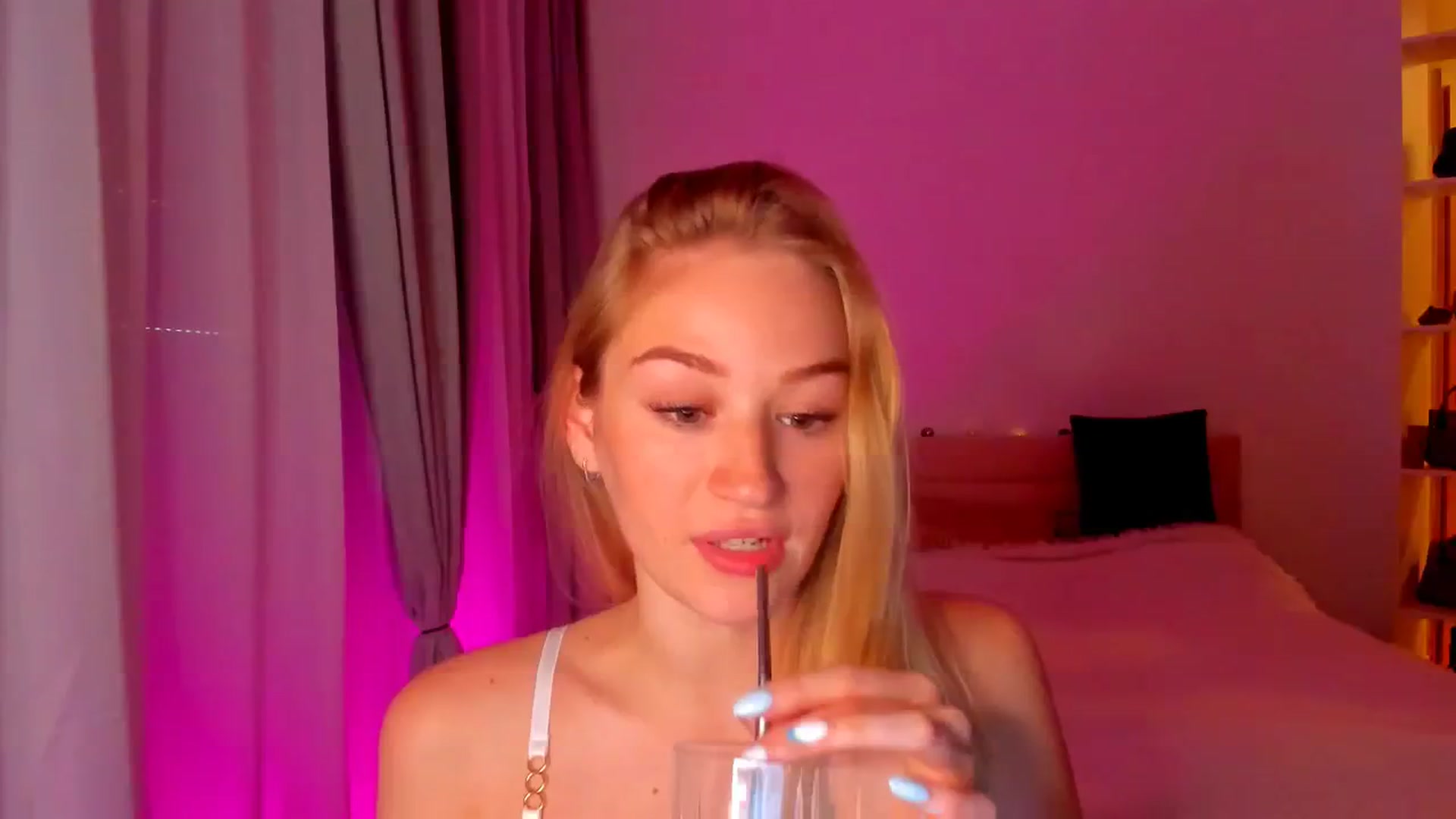 Gallery image thumbnail from CheckmyPeach's myfreecams stream on, 05/23/2024, 17:22 image 10 of 20