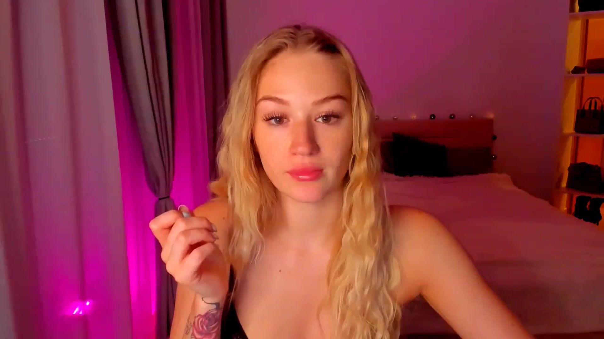 Gallery image thumbnail from CheckmyPeach's myfreecams stream on, 05/26/2024, 17:02 image 3 of 20