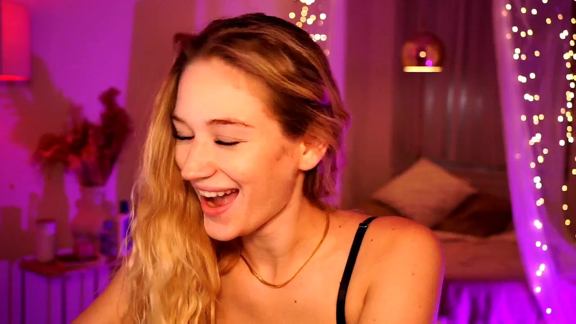 Gallery image thumbnail from CheckmyPeach's myfreecams stream on, 05/27/2024, 05:07 image 17 of 20