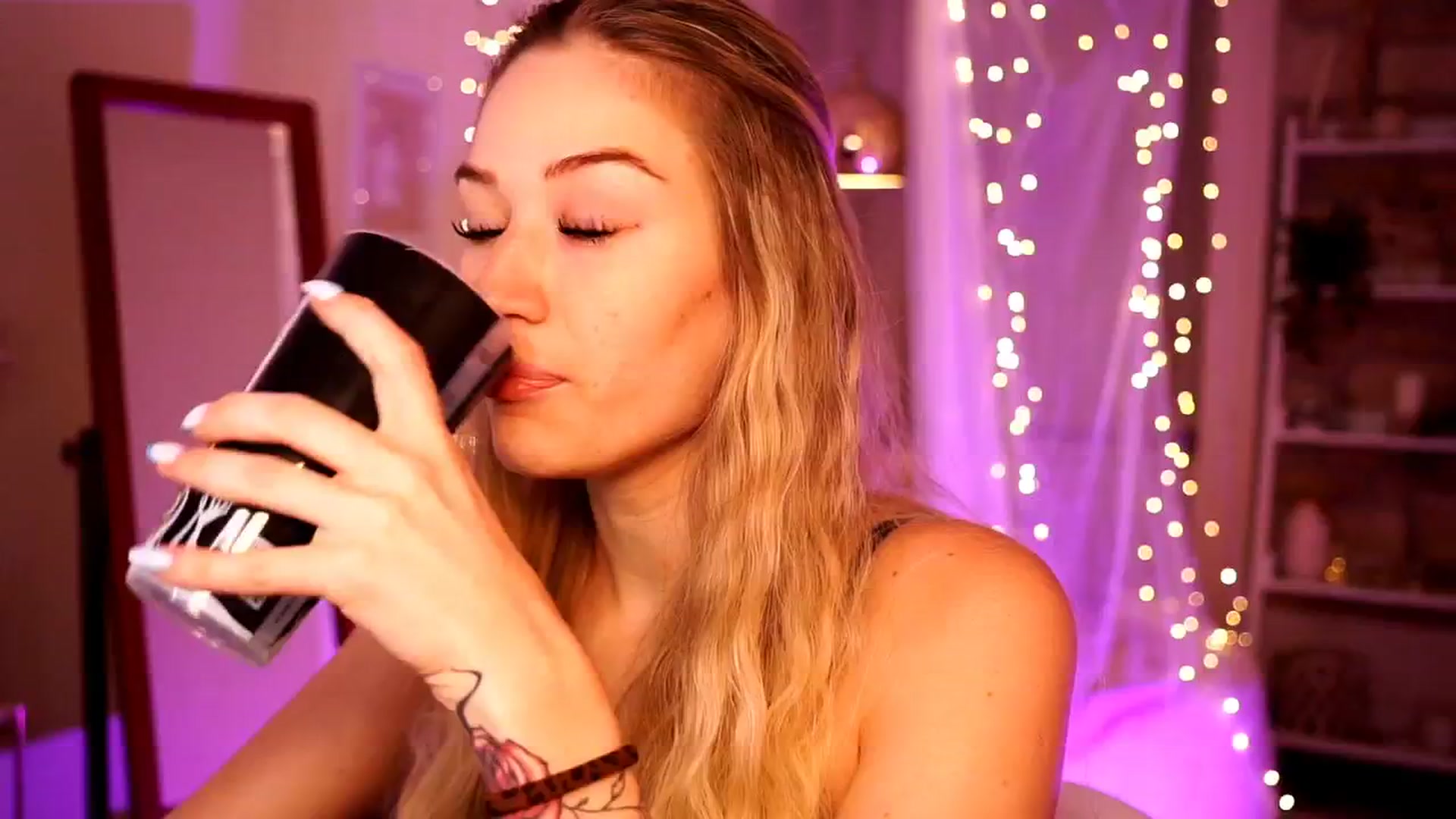Gallery image thumbnail from CheckmyPeach's myfreecams stream on, 05/28/2024, 01:24 image 16 of 20
