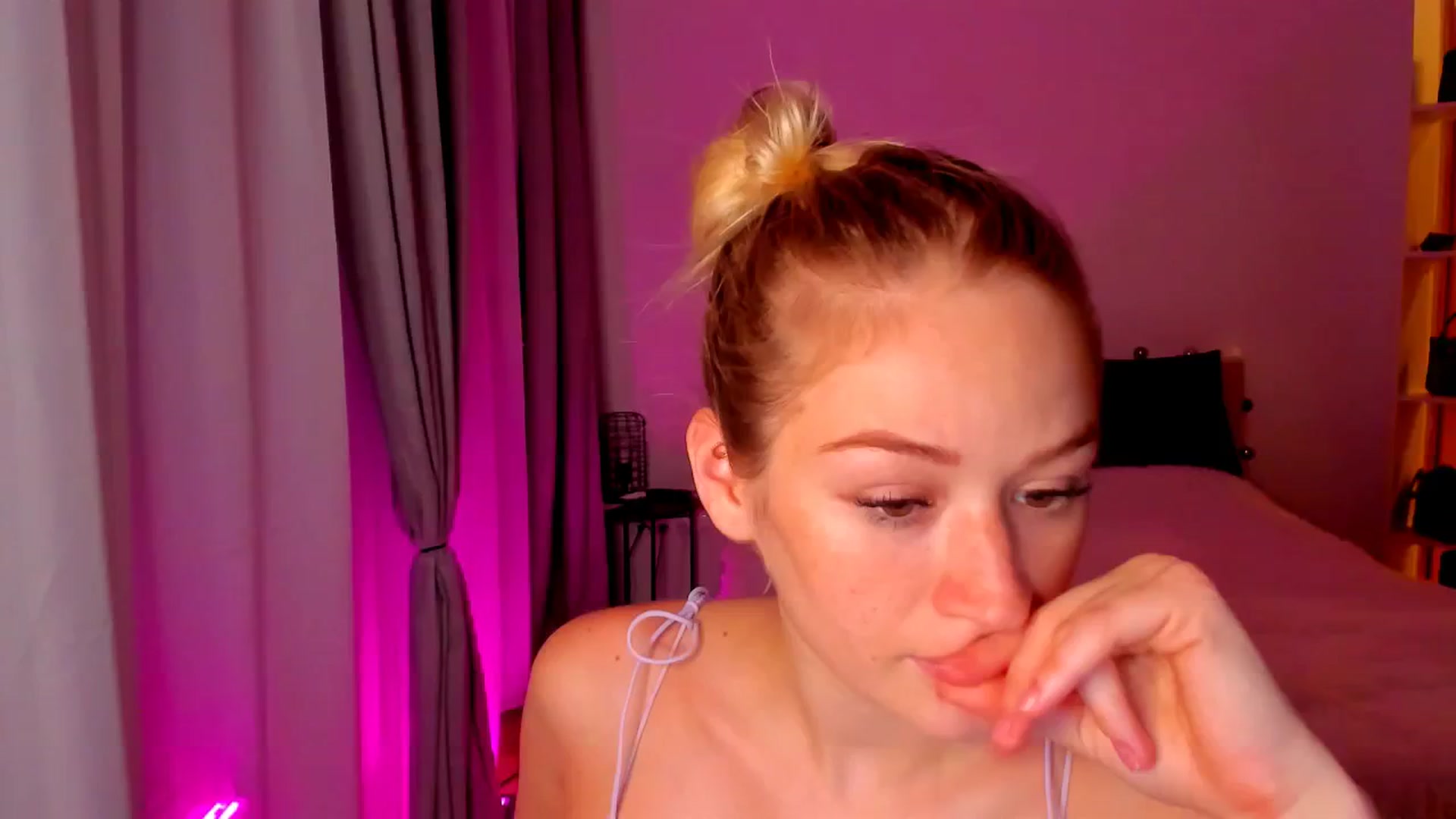 Gallery image thumbnail from CheckmyPeach's myfreecams stream on, 05/29/2024, 23:23 image 14 of 20