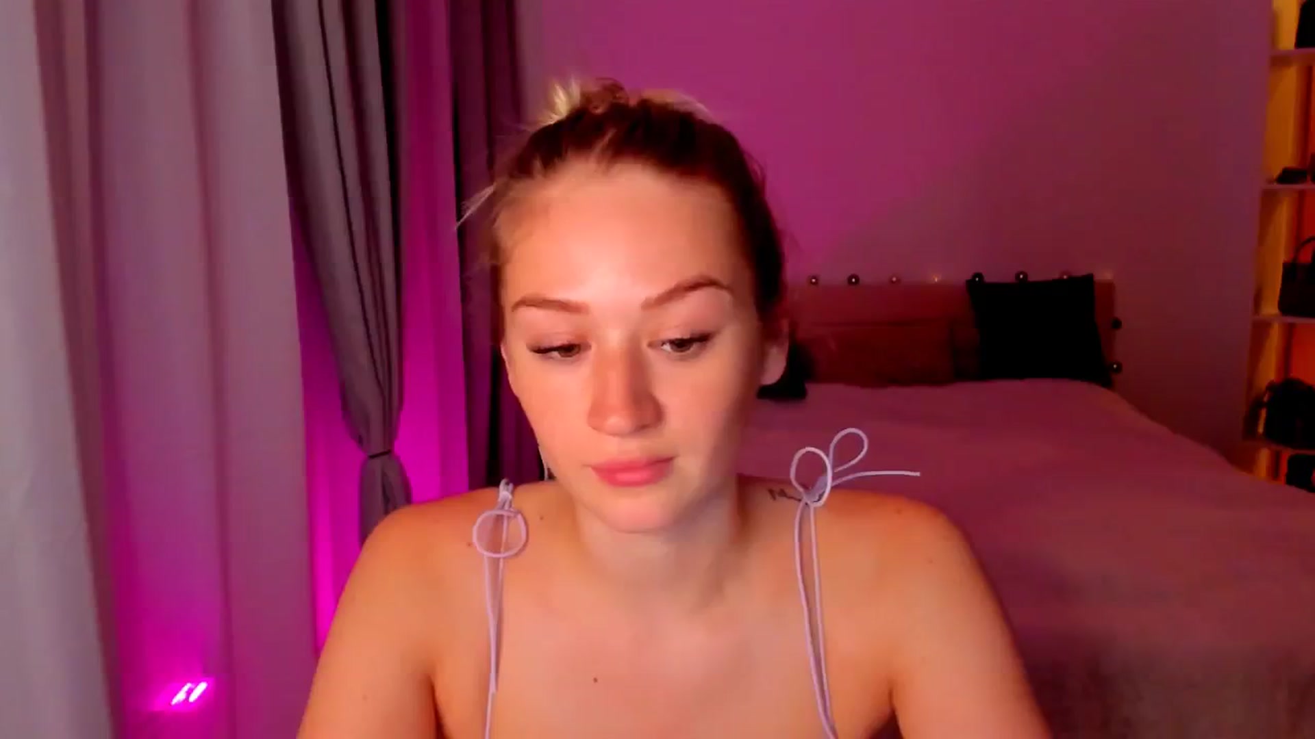 Gallery image thumbnail from CheckmyPeach's myfreecams stream on, 05/29/2024, 23:23 image 15 of 20