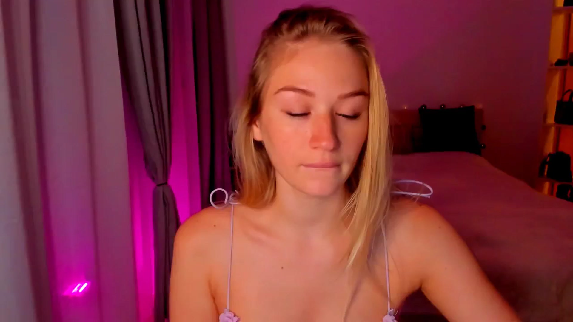 Gallery image thumbnail from CheckmyPeach's myfreecams stream on, 05/29/2024, 23:37 image 15 of 20
