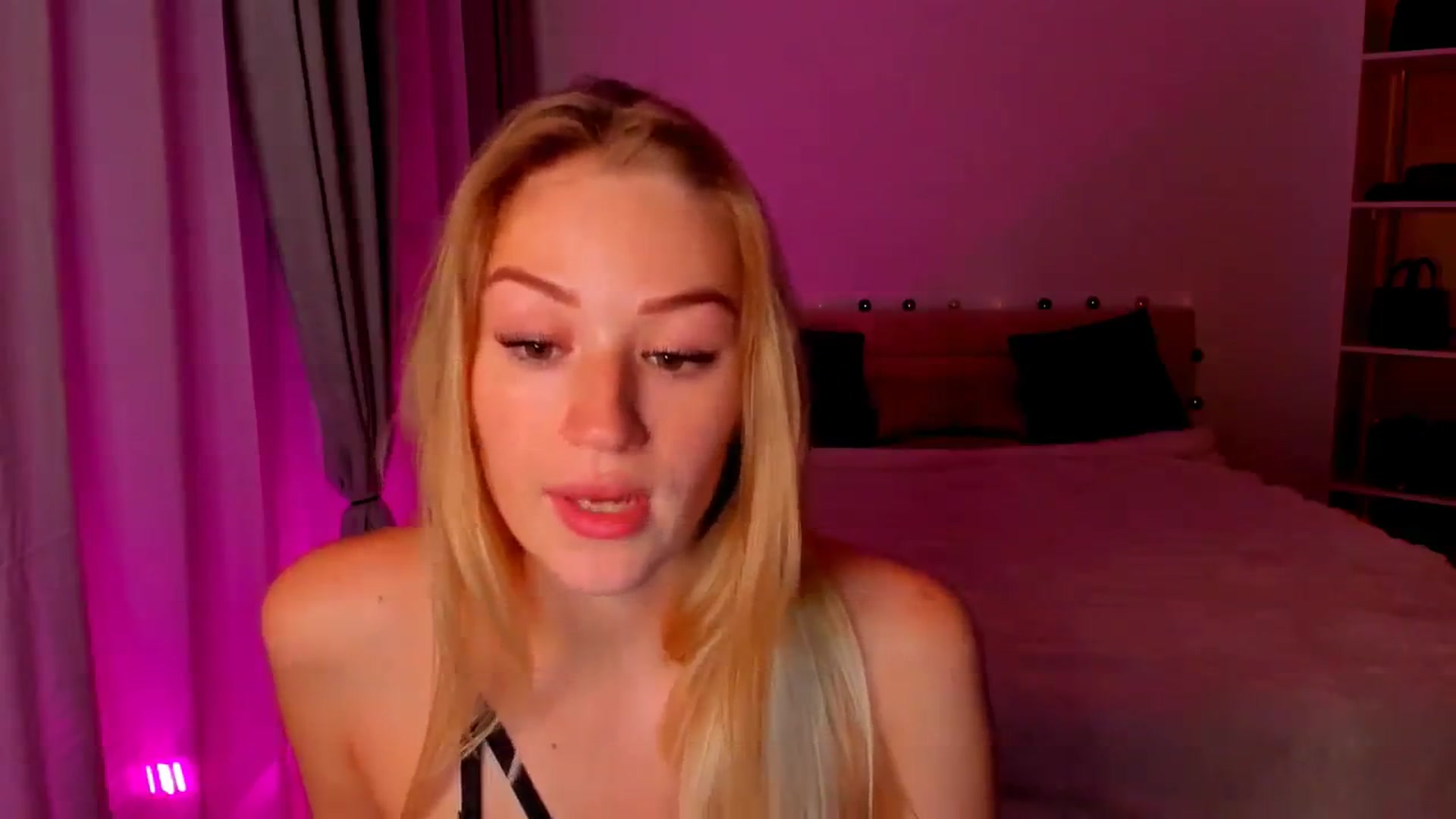 Gallery image thumbnail from CheckmyPeach's myfreecams stream on, 05/31/2024, 22:15 image 6 of 20