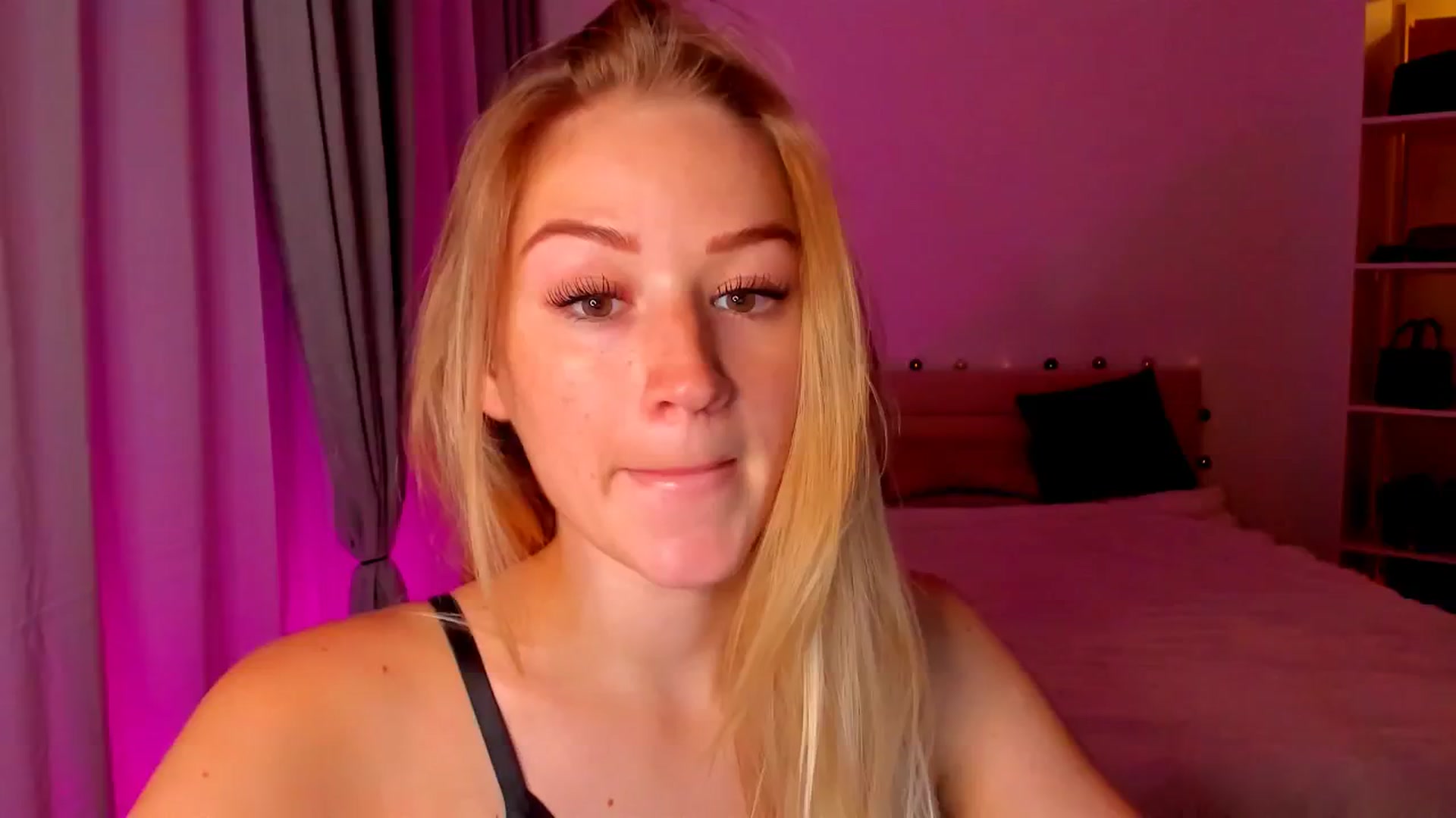 Gallery image thumbnail from CheckmyPeach's myfreecams stream on, 05/31/2024, 23:06 image 16 of 20
