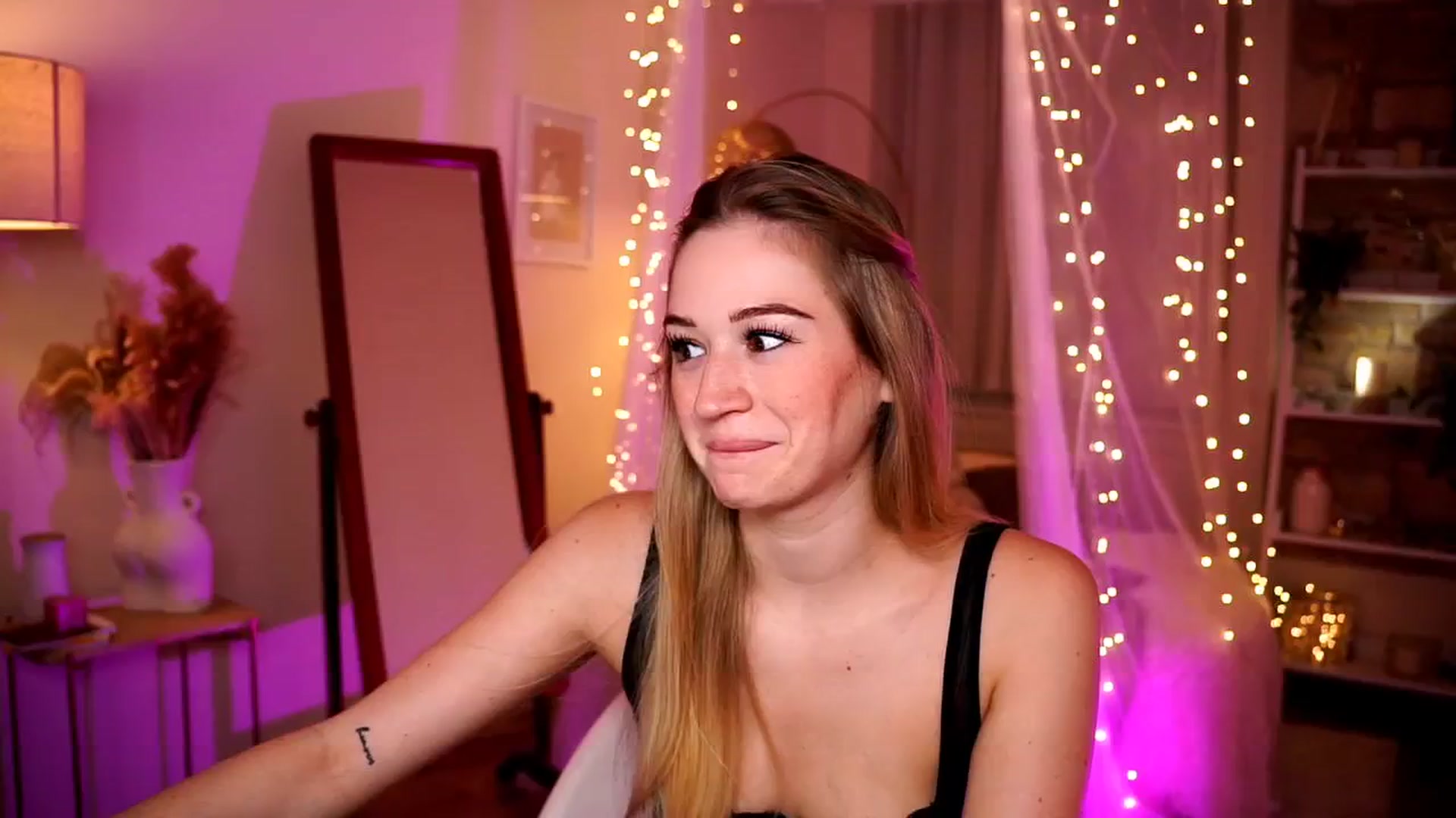 Gallery image thumbnail from CheckmyPeach's myfreecams stream on, 06/06/2024, 03:21 image 7 of 20