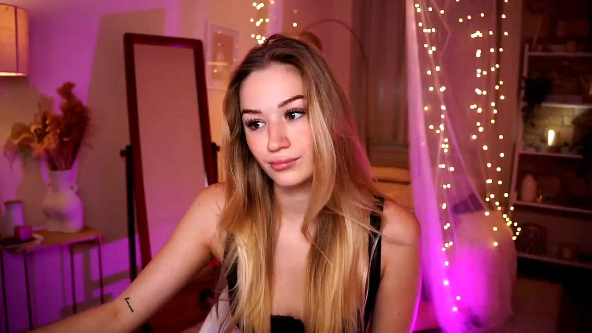 Gallery image thumbnail from CheckmyPeach's myfreecams stream on, 06/06/2024, 04:22 image 12 of 20