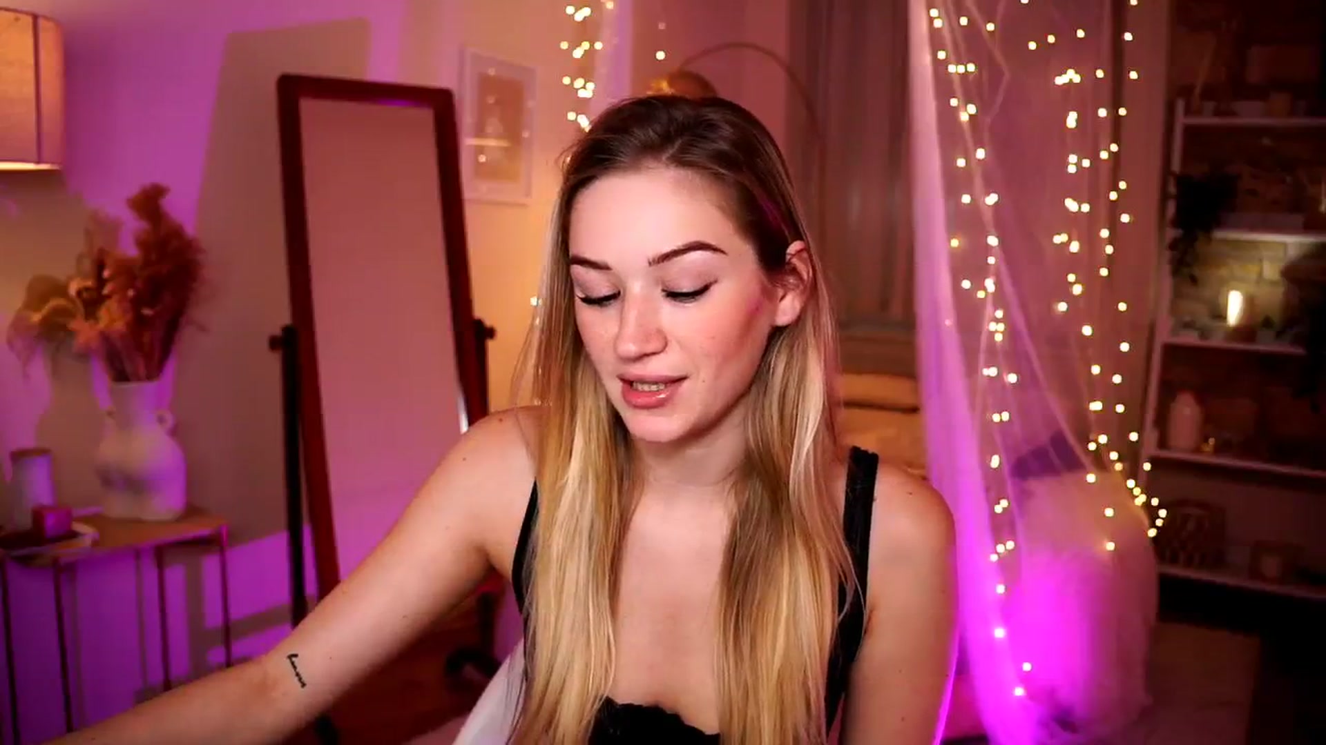 Gallery image thumbnail from CheckmyPeach's myfreecams stream on, 06/06/2024, 04:22 image 11 of 20