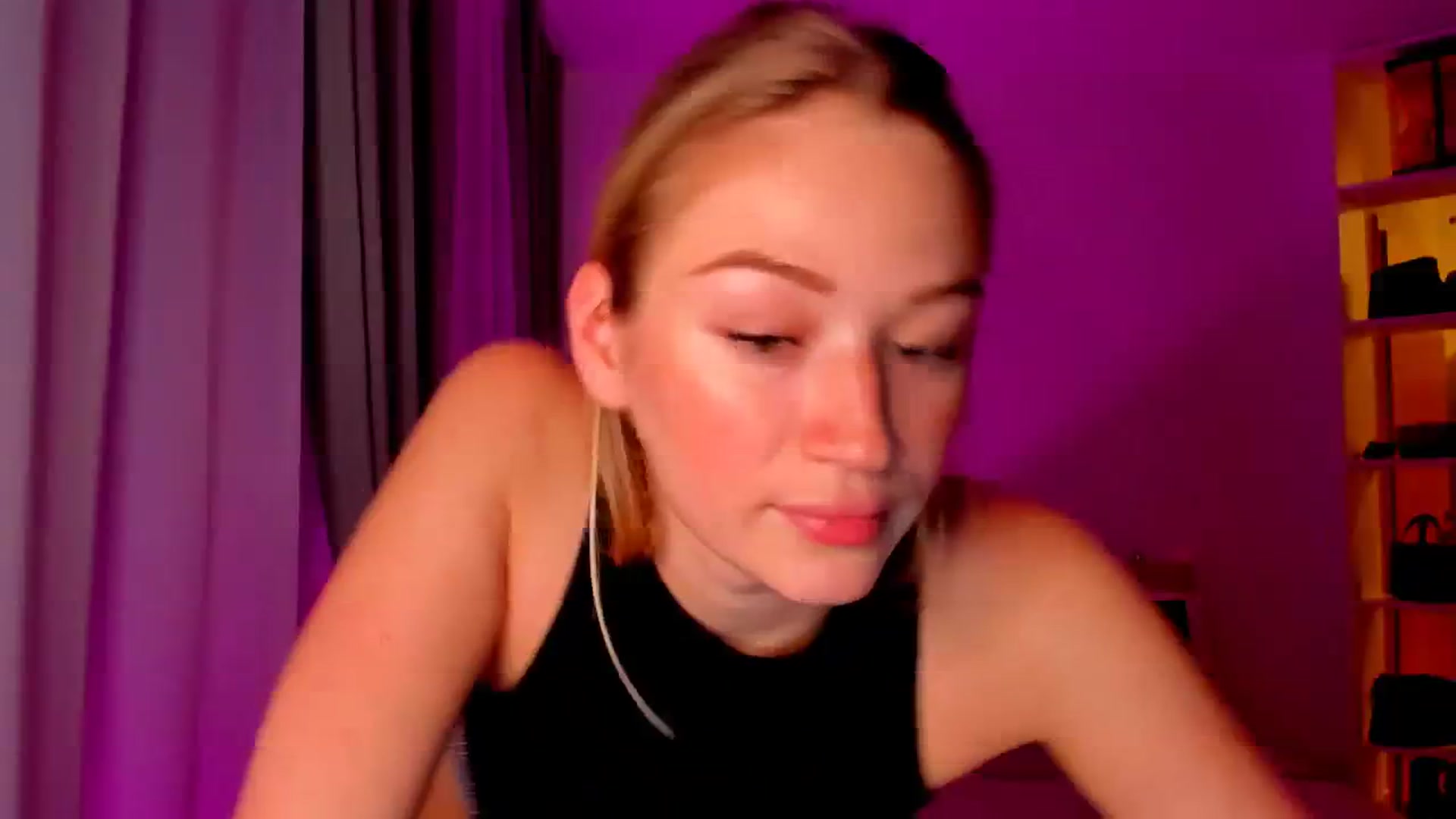 Gallery image thumbnail from CheckmyPeach's myfreecams stream on, 06/06/2024, 21:25 image 12 of 20