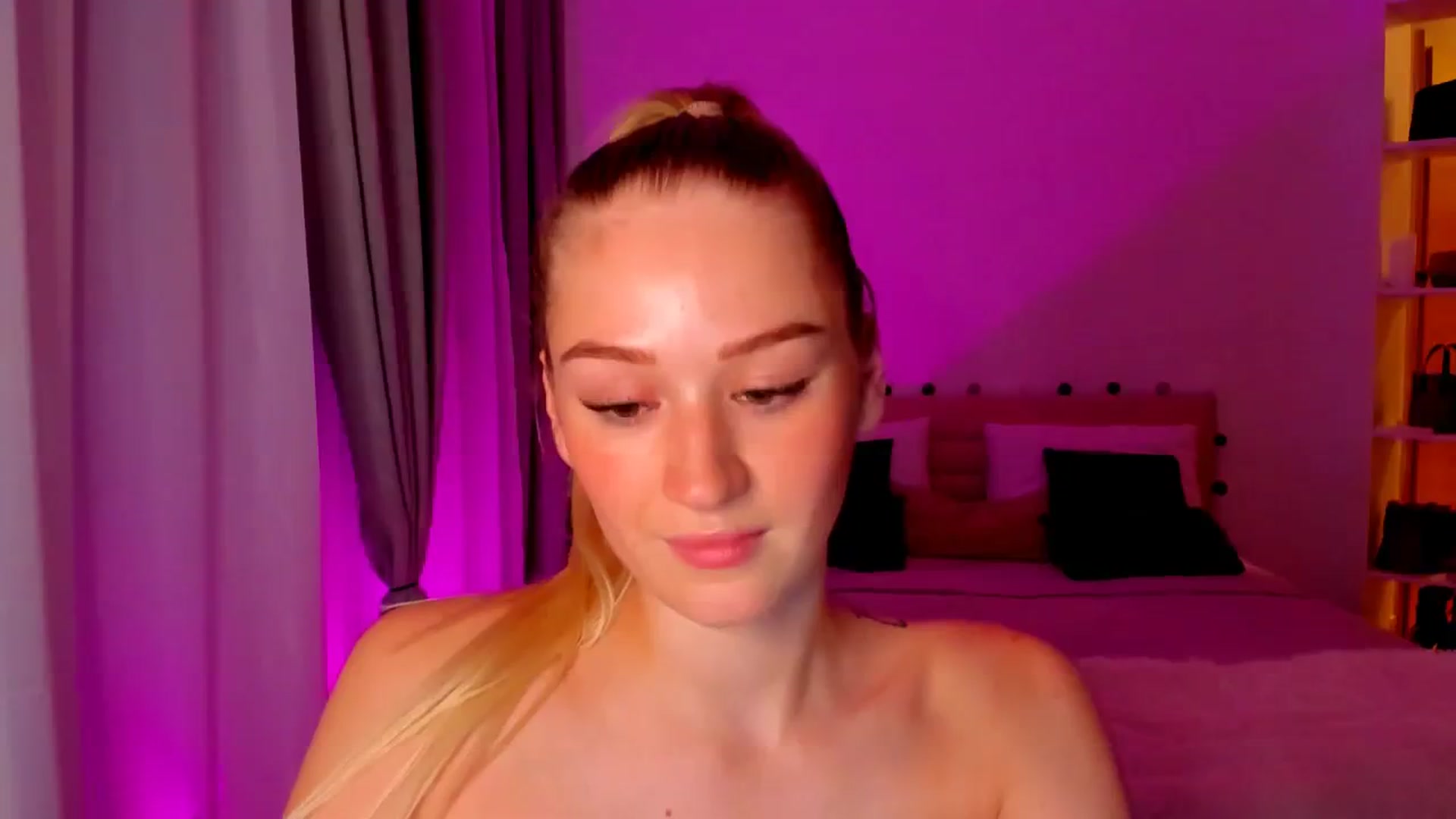 Gallery image thumbnail from CheckmyPeach's myfreecams stream on, 06/08/2024, 20:06 image 10 of 20