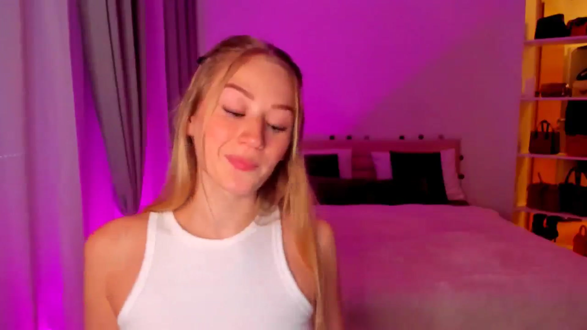 Gallery image thumbnail from CheckmyPeach's myfreecams stream on, 06/15/2024, 17:36 image 15 of 20
